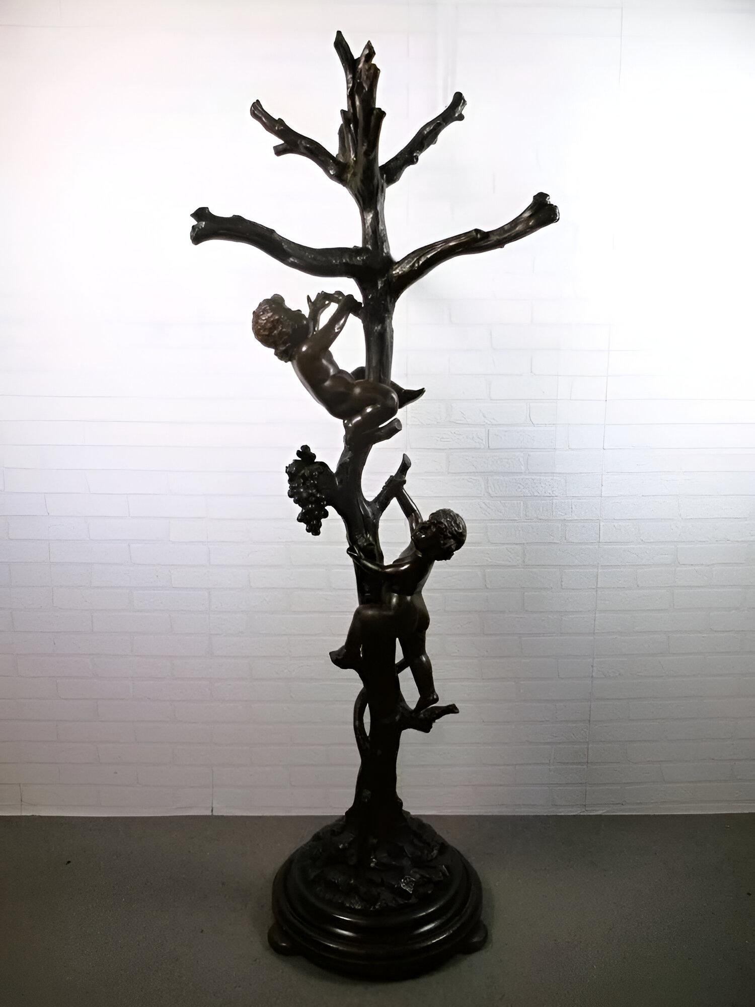 19th Century Scultura appendiabiti in legno intagliato con statua albero e due putti 1900 in vendita