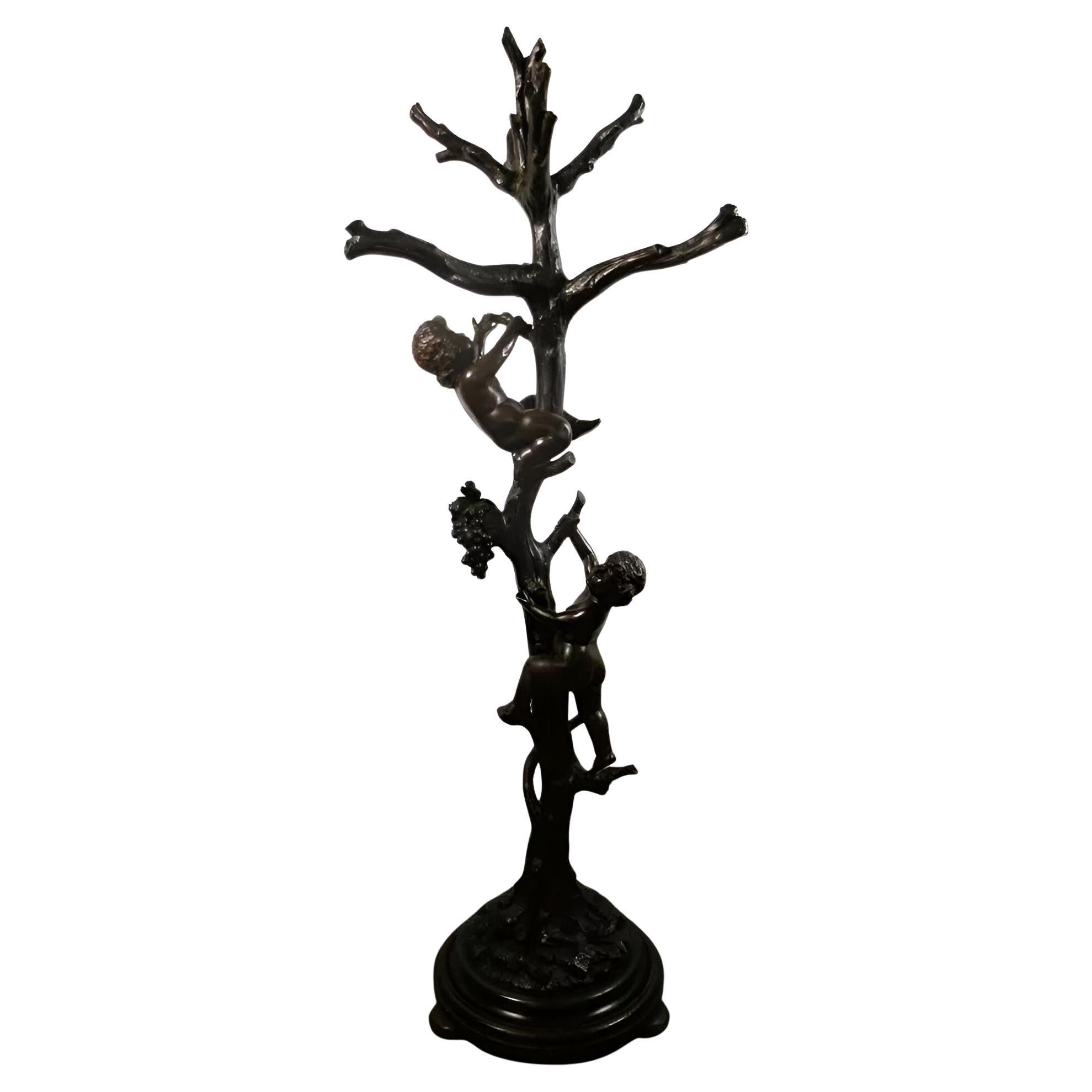 Porte-manteau en bois sculpté avec statue d'arbre et deux angelots 1900