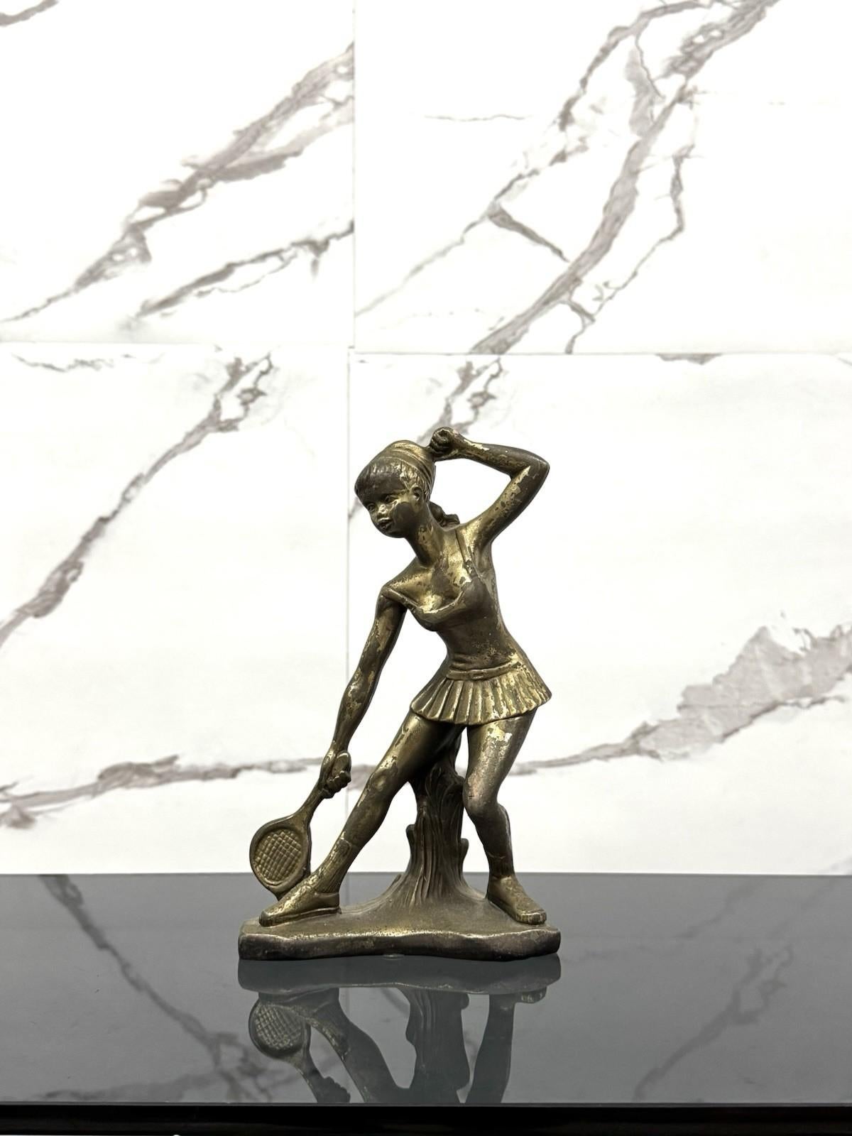statua in bronzo, raffigurante una giovane tennista , siamo negli anni ‘50, stile Art Dèco.

L’articolo nonostante l’età è in ottime condizioni conservative, patina presente, non vi è alcun difetto estetico o strutturale importante da segnalare,