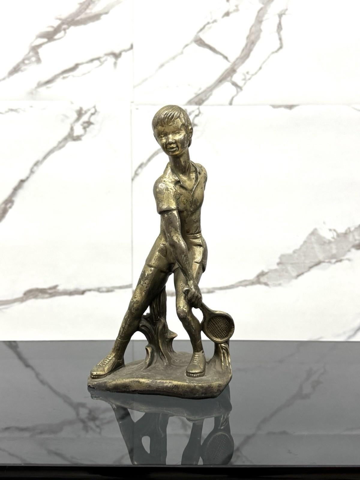 statua in bronzo, raffigurante un giovane tennista , siamo negli anni ‘50, stile Art Dèco.

L’articolo nonostante l’età è in ottime condizioni conservative, patina presente, non vi è alcun difetto estetico o strutturale importante da segnalare,
