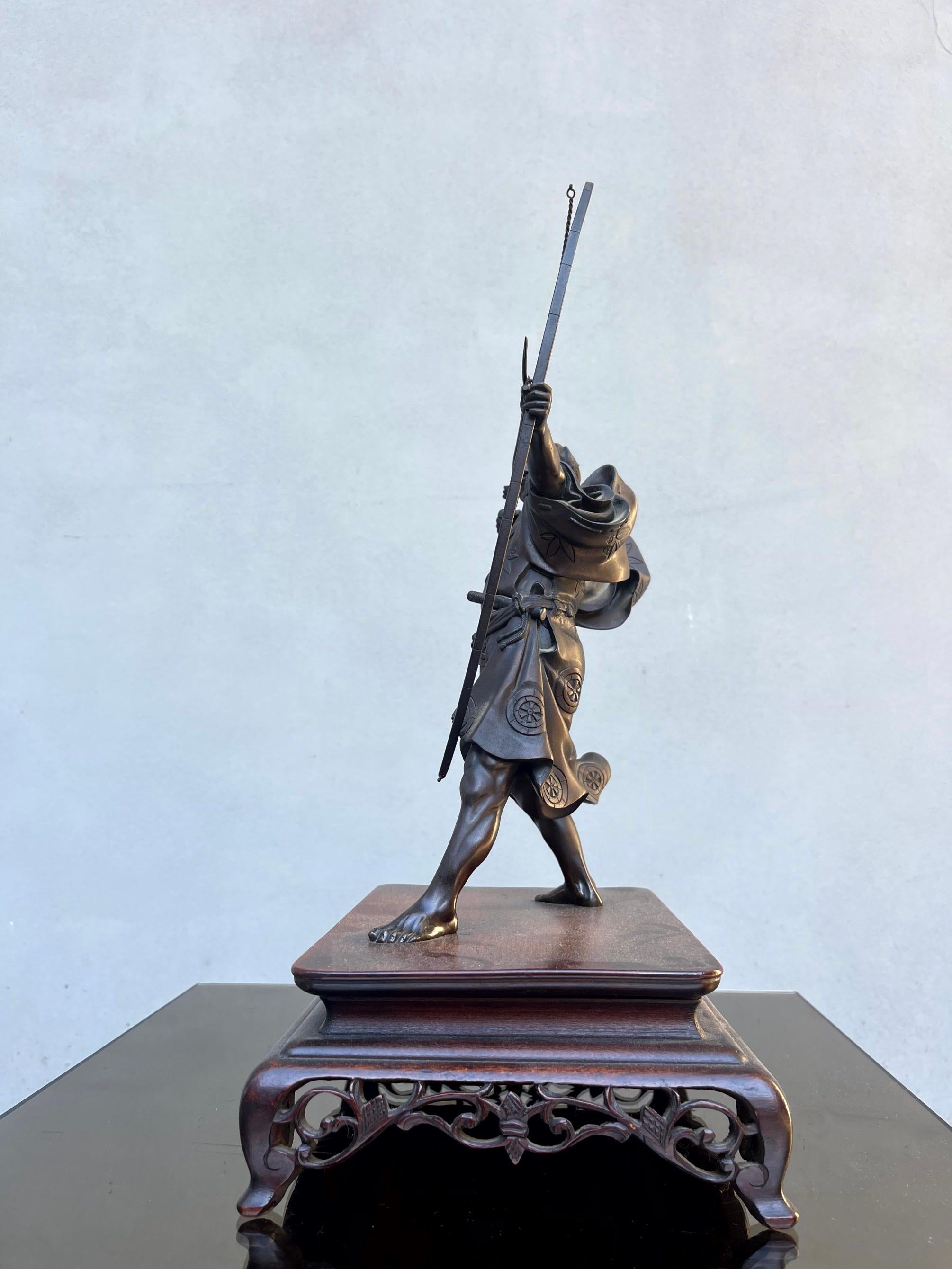 Scultura Bronzo Raffigurazione Arciere Période Meiji Firmata en vente 5