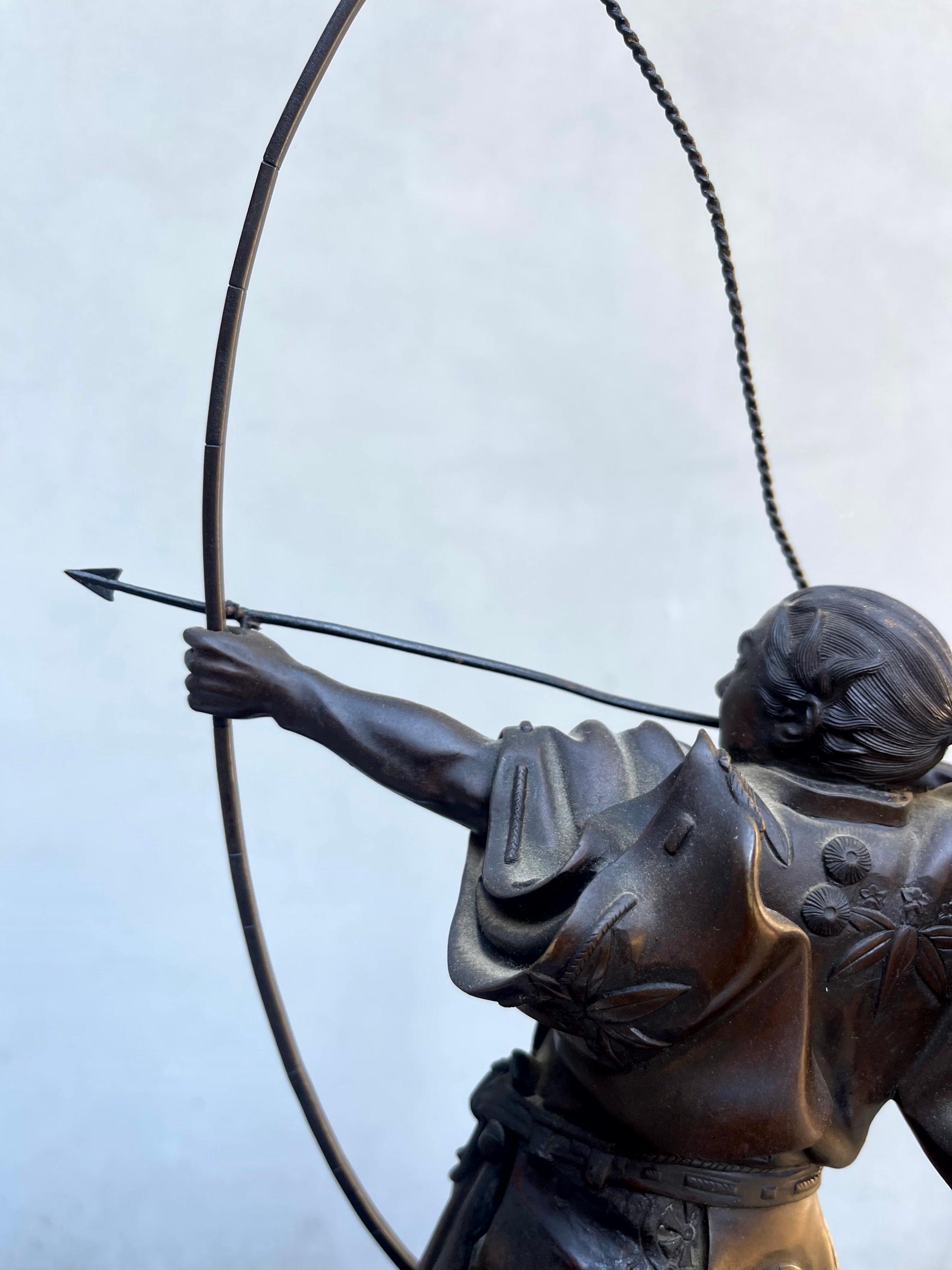 Scultura Bronzo Raffigurazione Arciere Période Meiji Firmata en vente 6