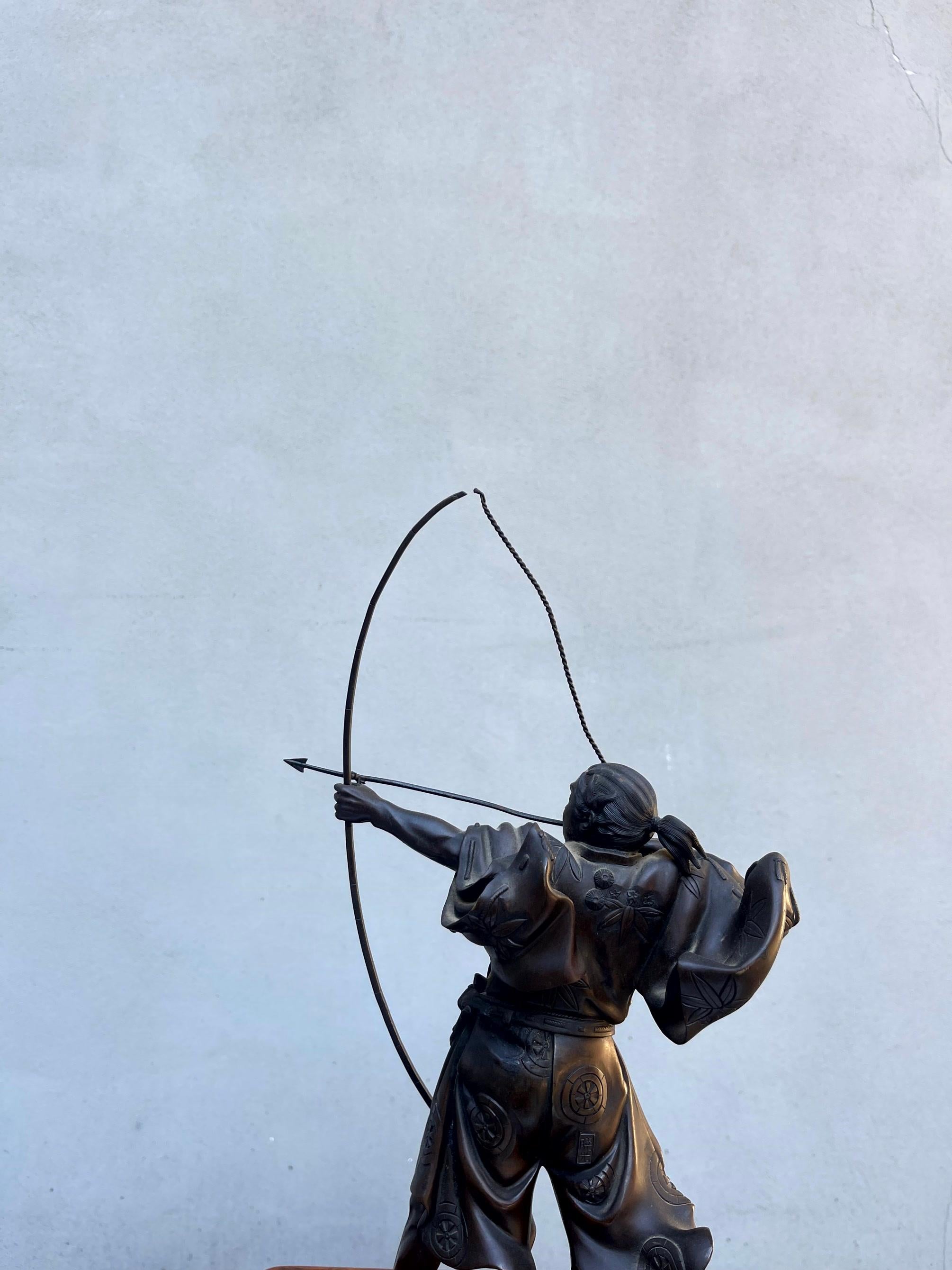 Scultura Bronzo Raffigurazione Arciere Période Meiji Firmata en vente 7
