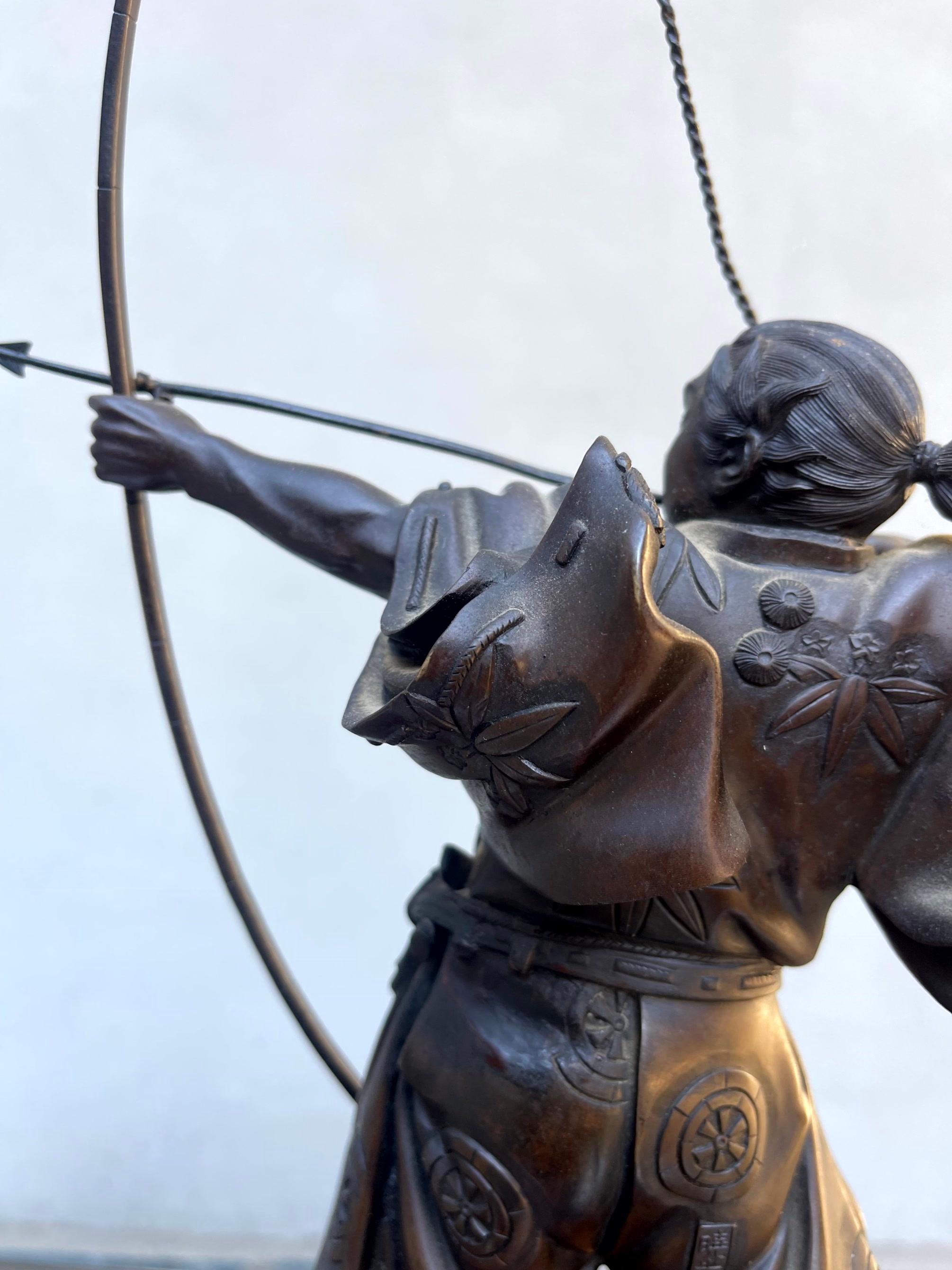 Scultura Bronzo Raffigurazione Arciere Période Meiji Firmata en vente 8
