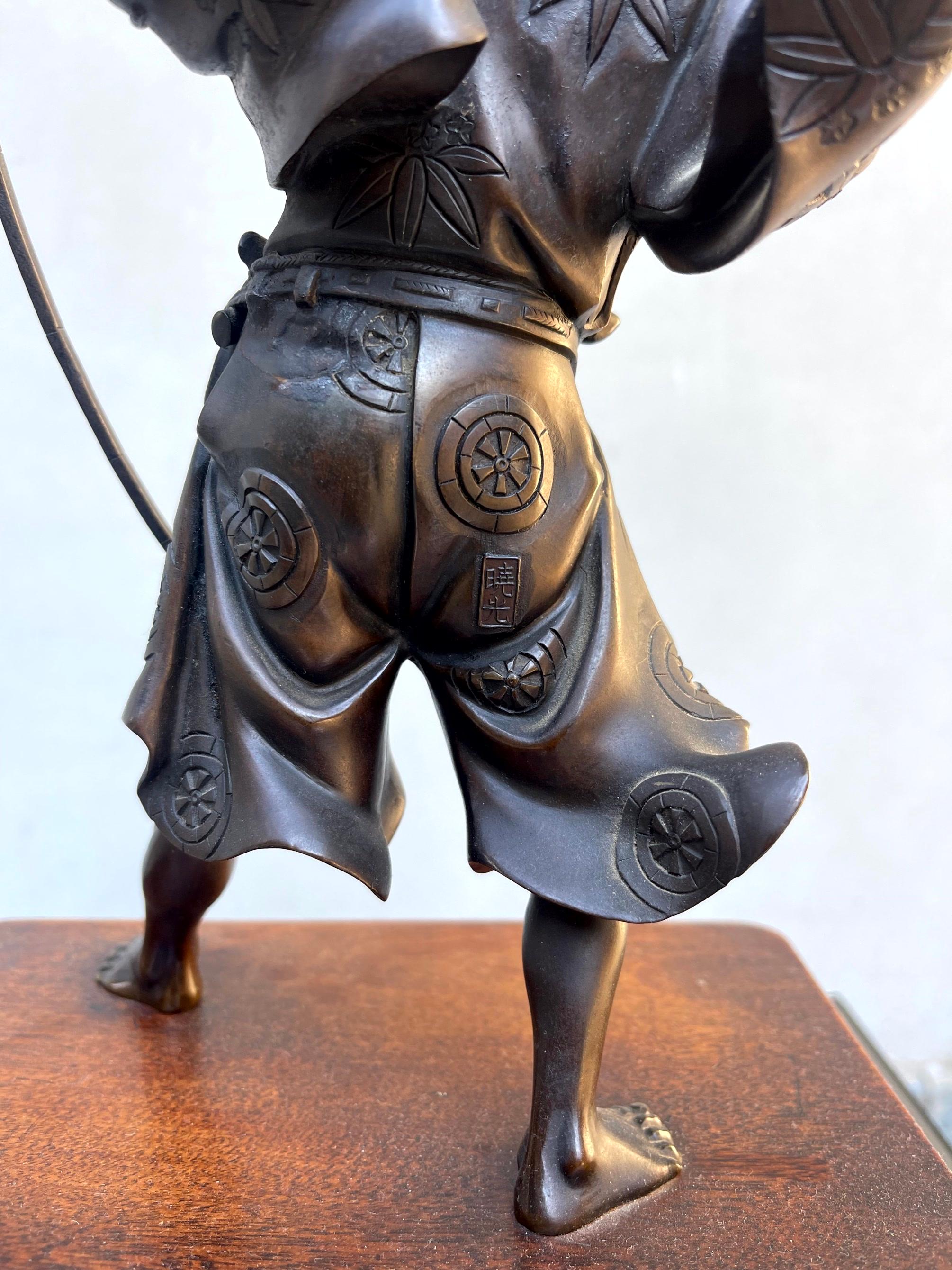Scultura Bronzo Raffigurazione Arciere Période Meiji Firmata en vente 9