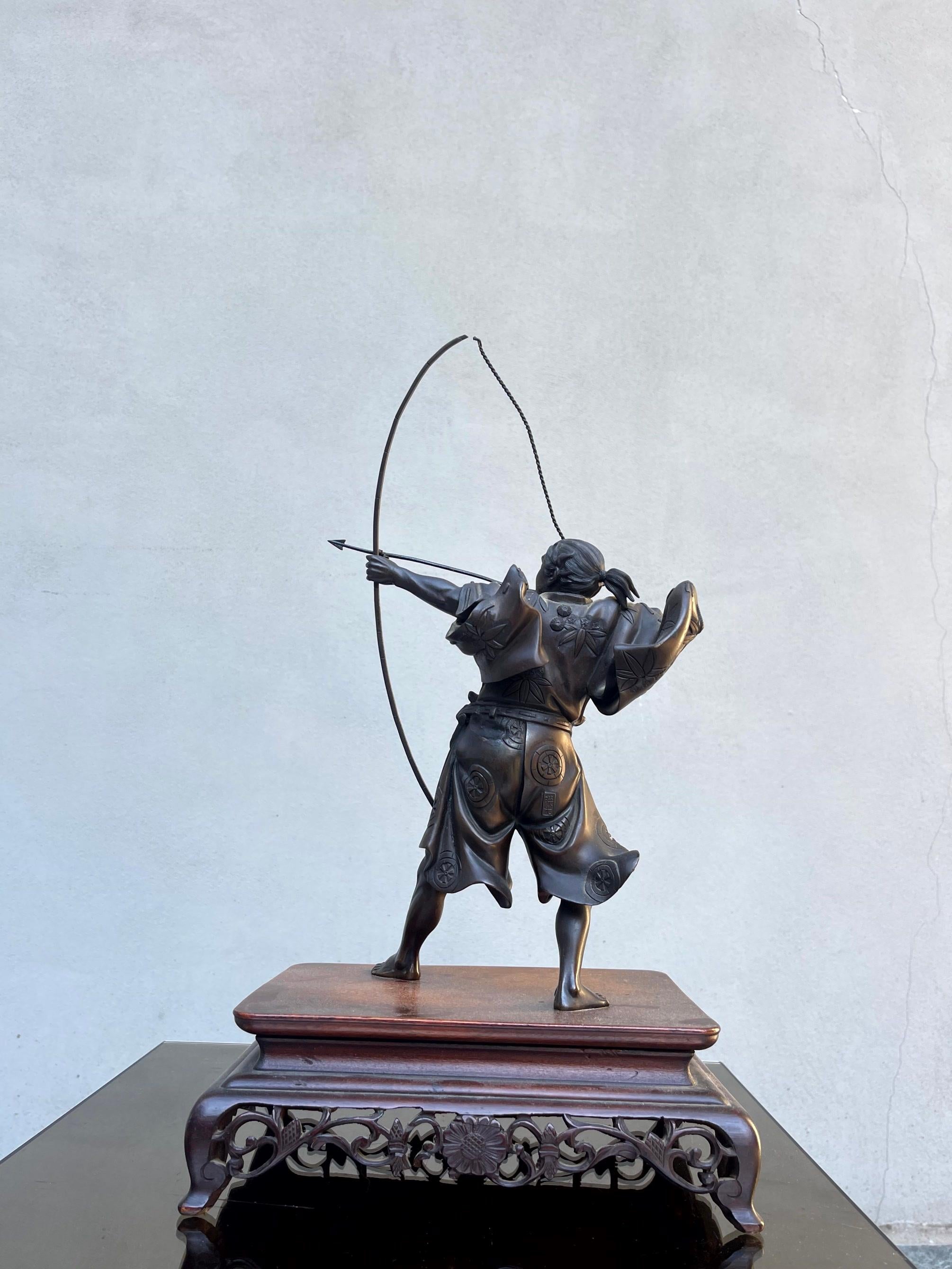 Scultura Bronzo Raffigurazione Arciere Période Meiji Firmata en vente 10