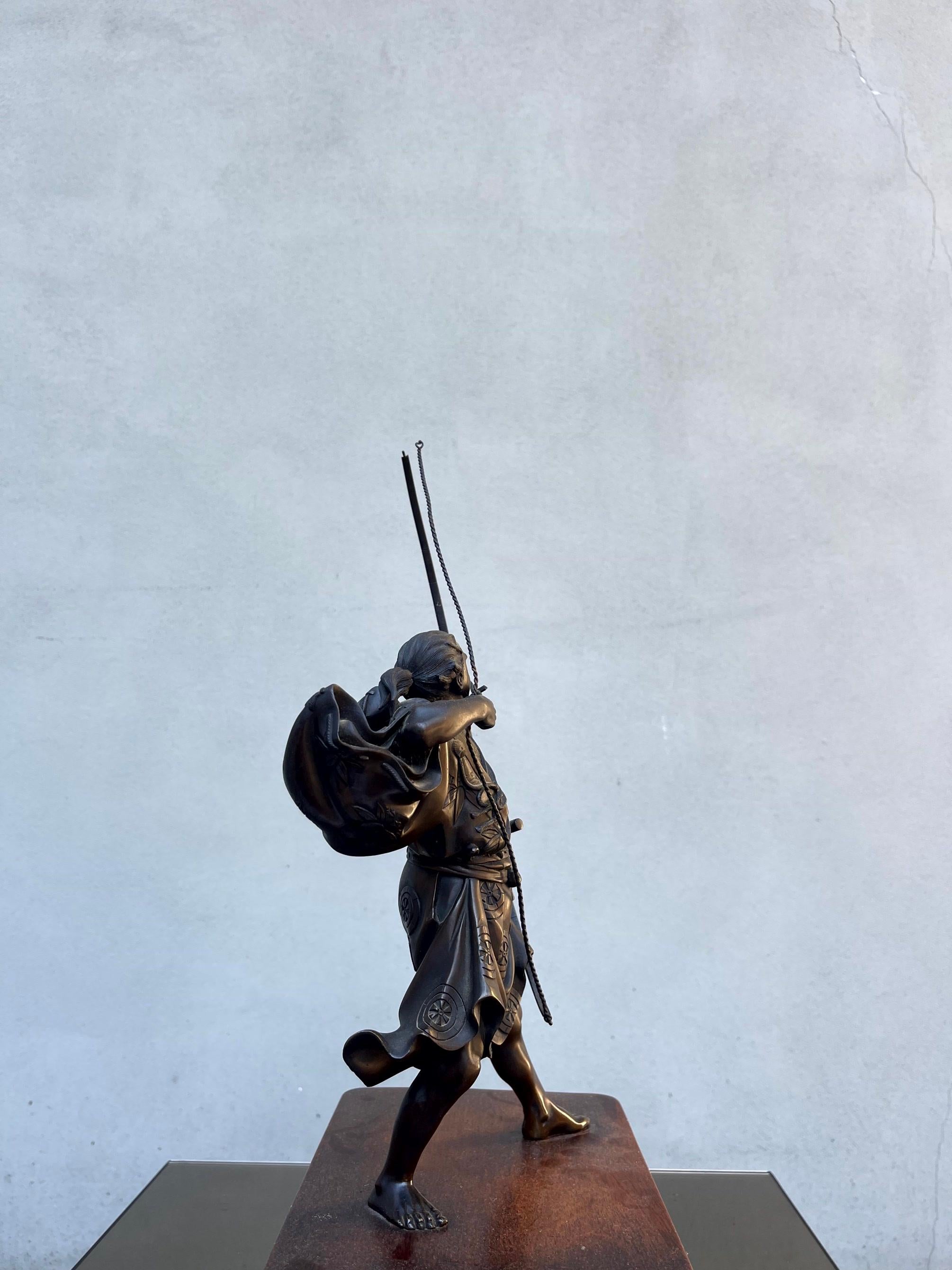 Scultura Bronzo Raffigurazione Arciere Période Meiji Firmata en vente 11