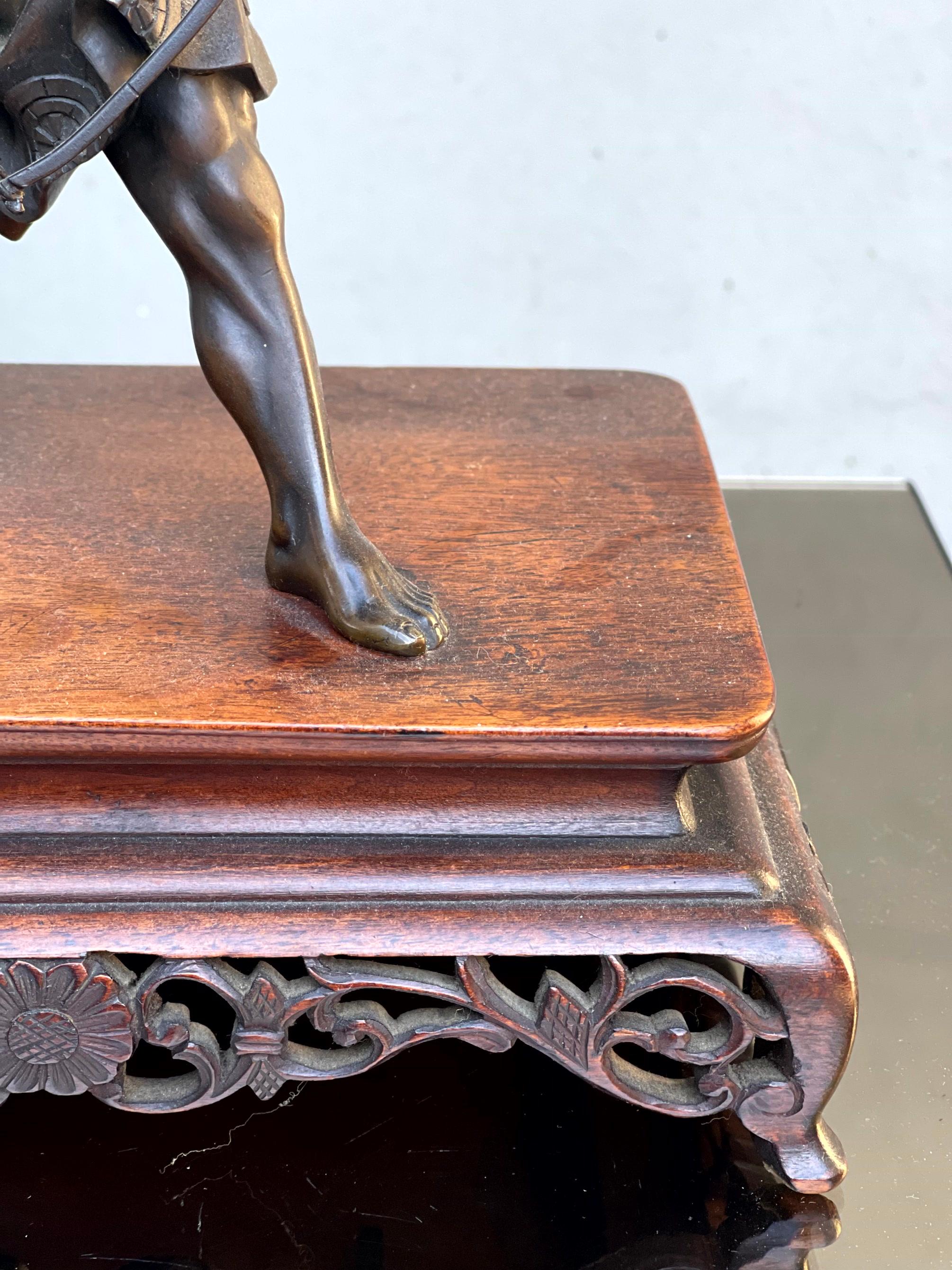 Scultura Bronzo Raffigurazione Arciere Période Meiji Firmata en vente 12