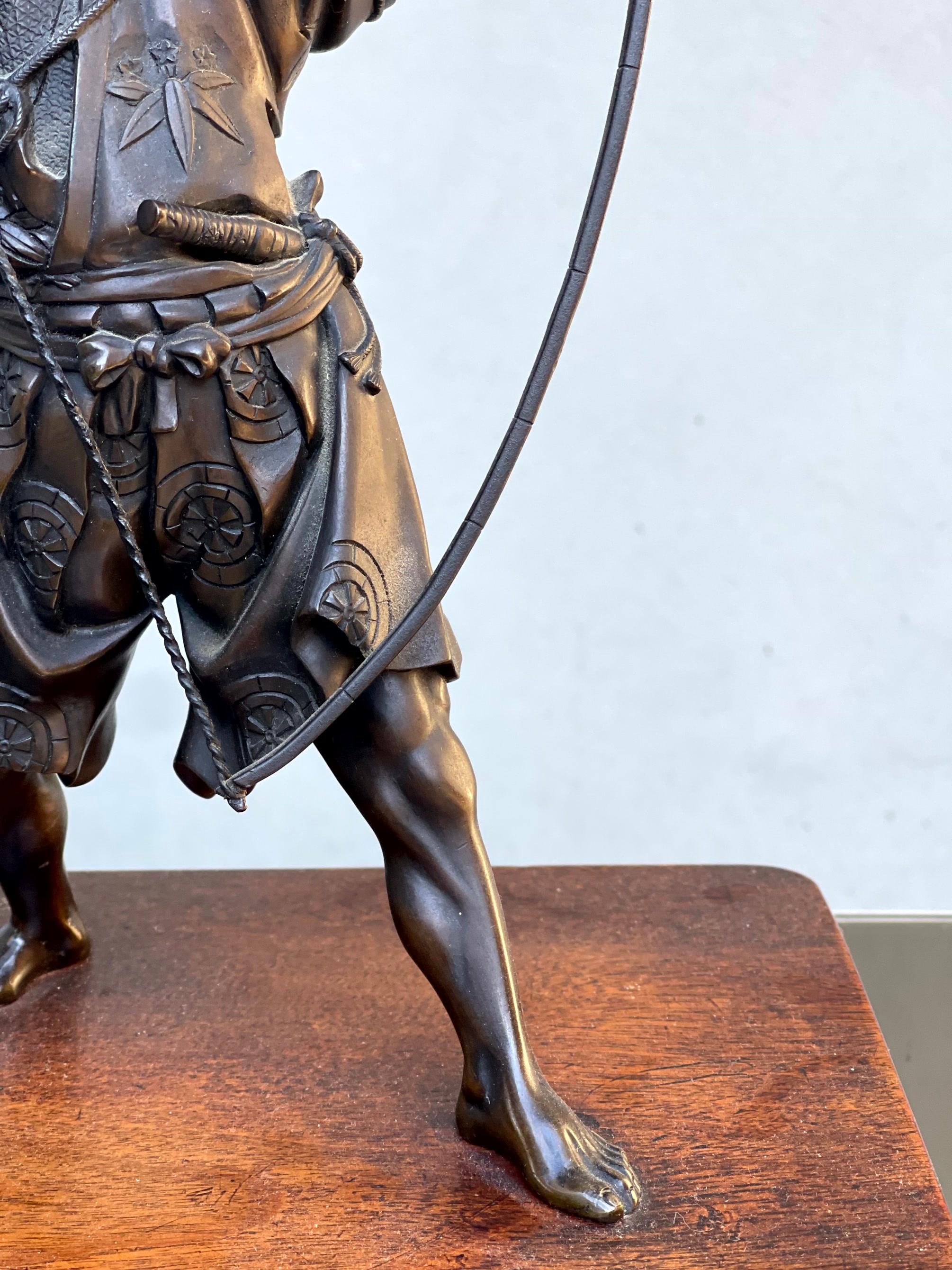 Scultura Bronzo Raffigurazione Arciere Période Meiji Firmata en vente 13
