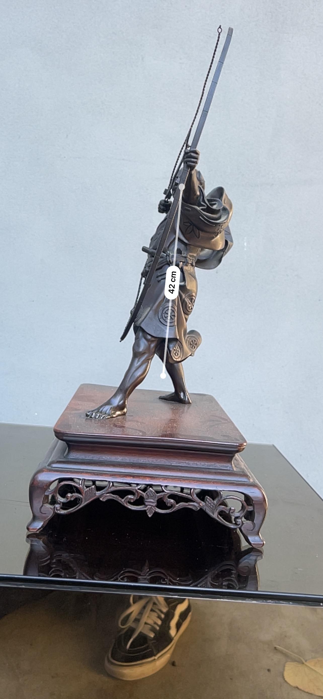 Scultura Bronzo Raffigurazione Arciere periodo Meiji Firmata

Descrizione :
Scultura giapponese antica raffigurazione di arciere in bronzo realizzata nel periodo mesi fine XIX secolo.
La scultura in ottime condizioni generali la freccia