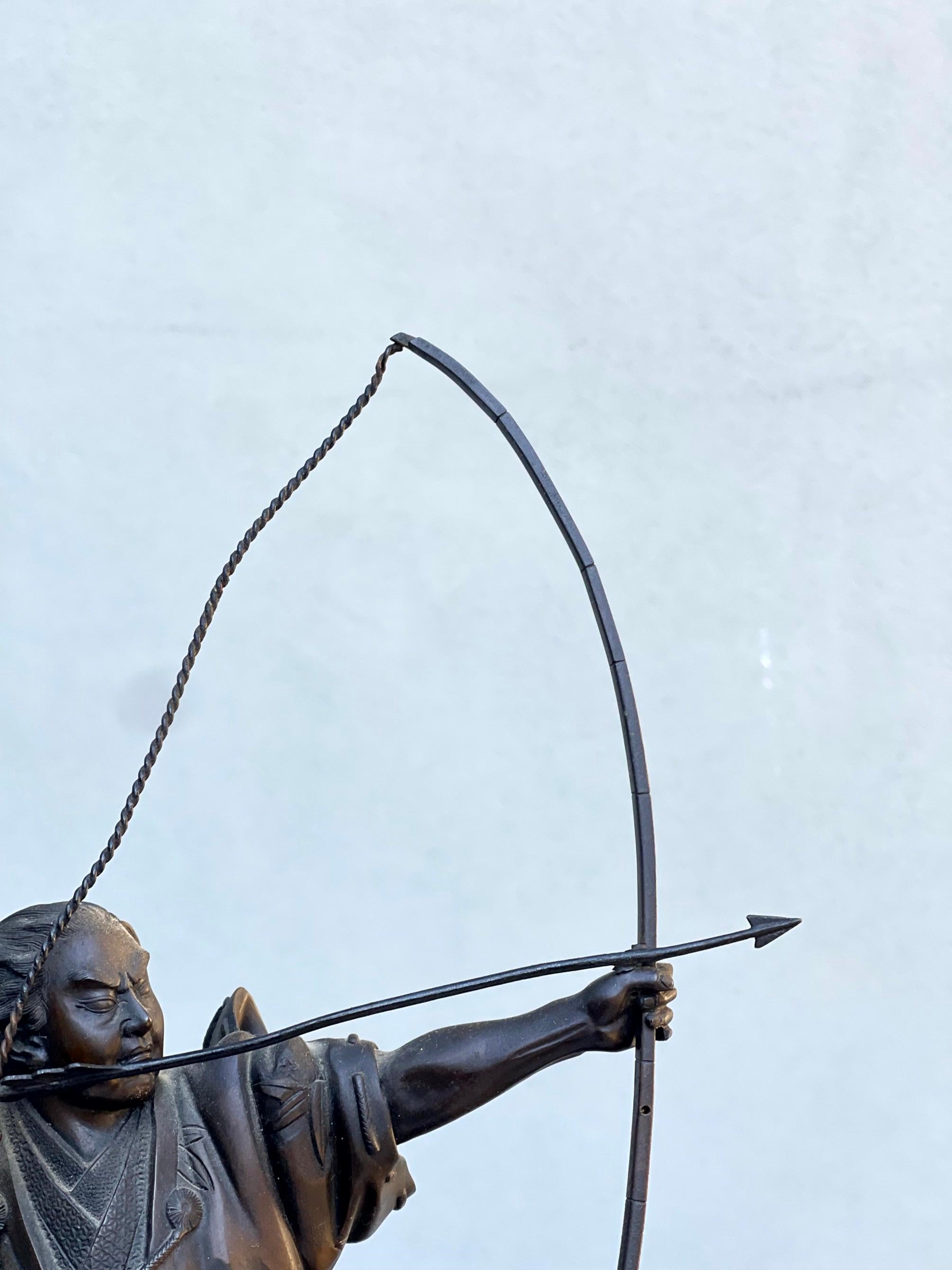 Scultura Bronzo Raffigurazione Arciere Période Meiji Firmata en vente 14