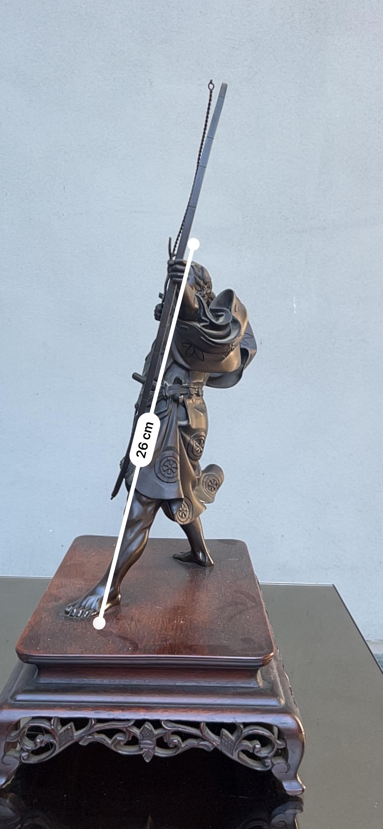 Asiatique Scultura Bronzo Raffigurazione Arciere Période Meiji Firmata en vente