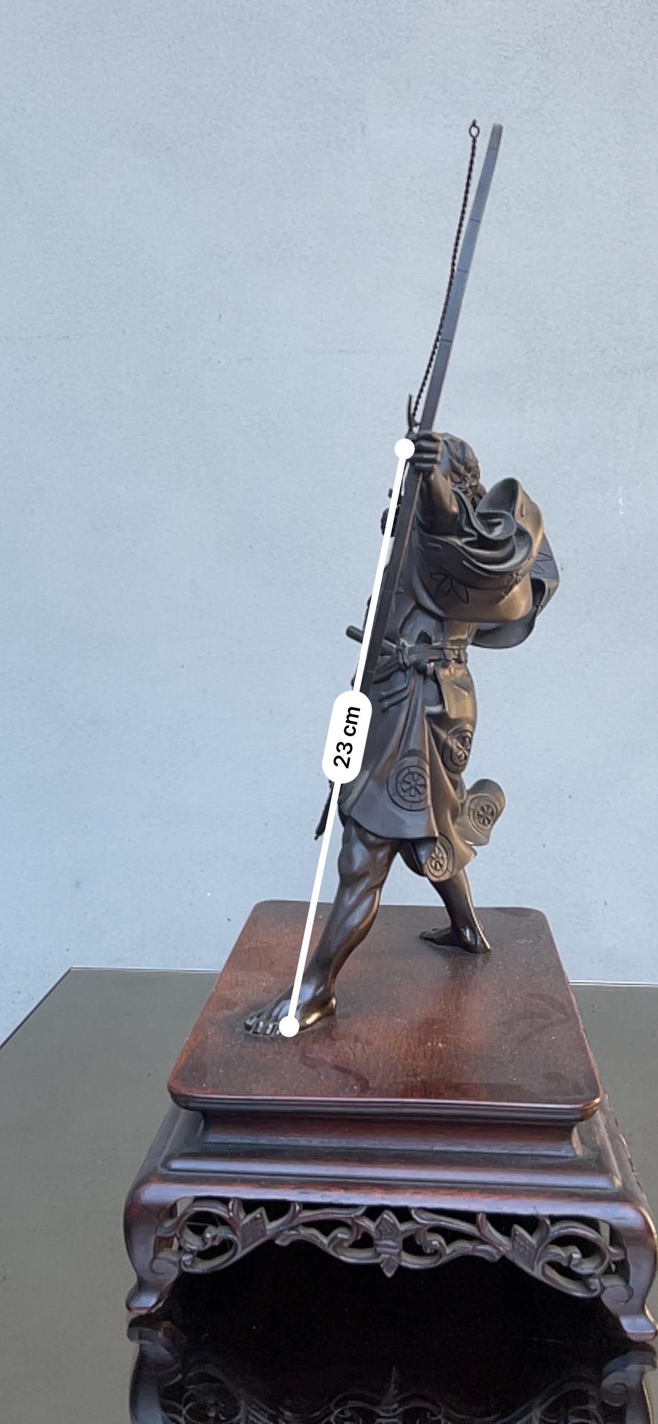 Scultura Bronzo Raffigurazione Arciere Période Meiji Firmata Bon état - En vente à Milano, MI