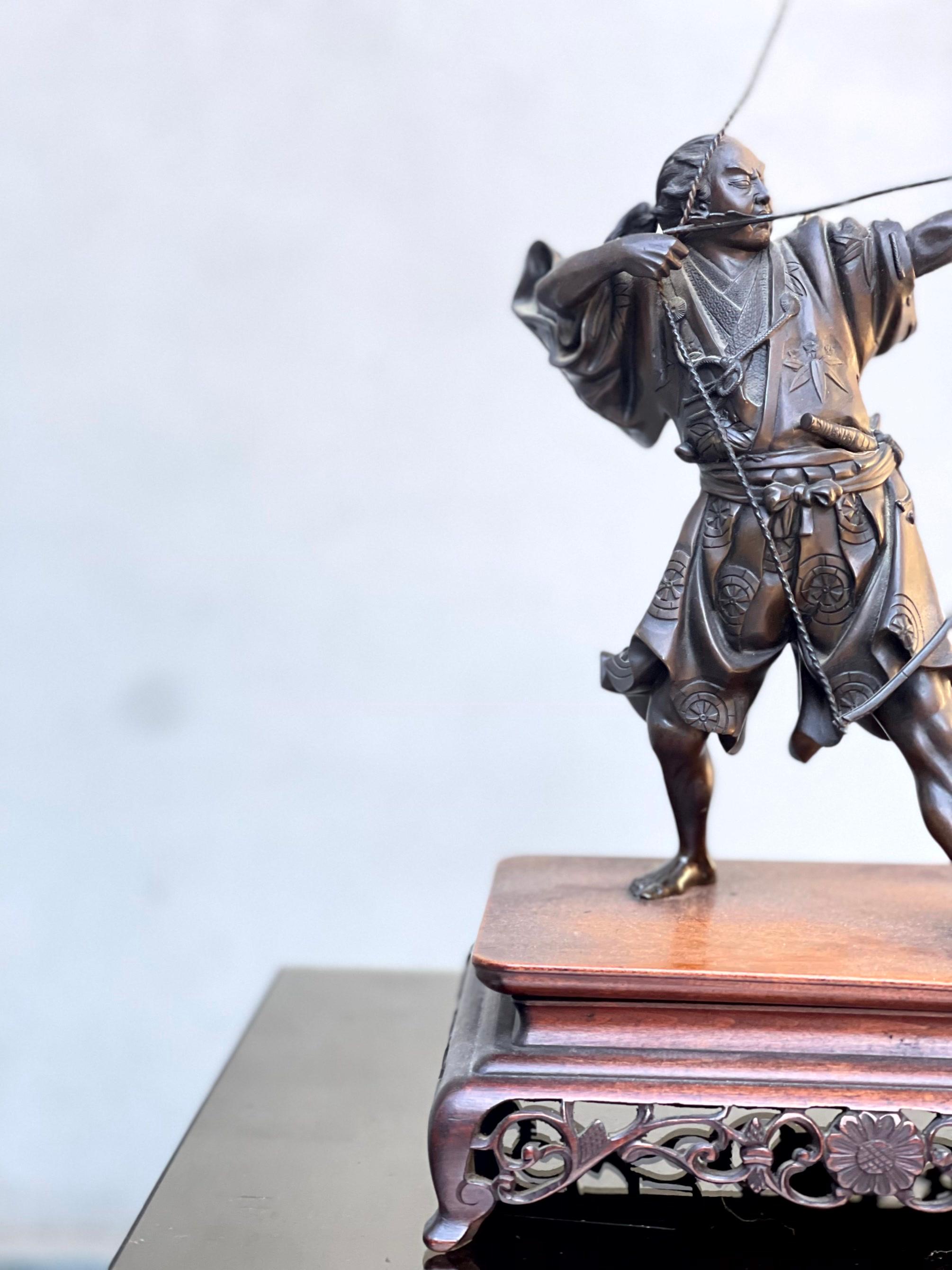 XIXe siècle Scultura Bronzo Raffigurazione Arciere Période Meiji Firmata en vente