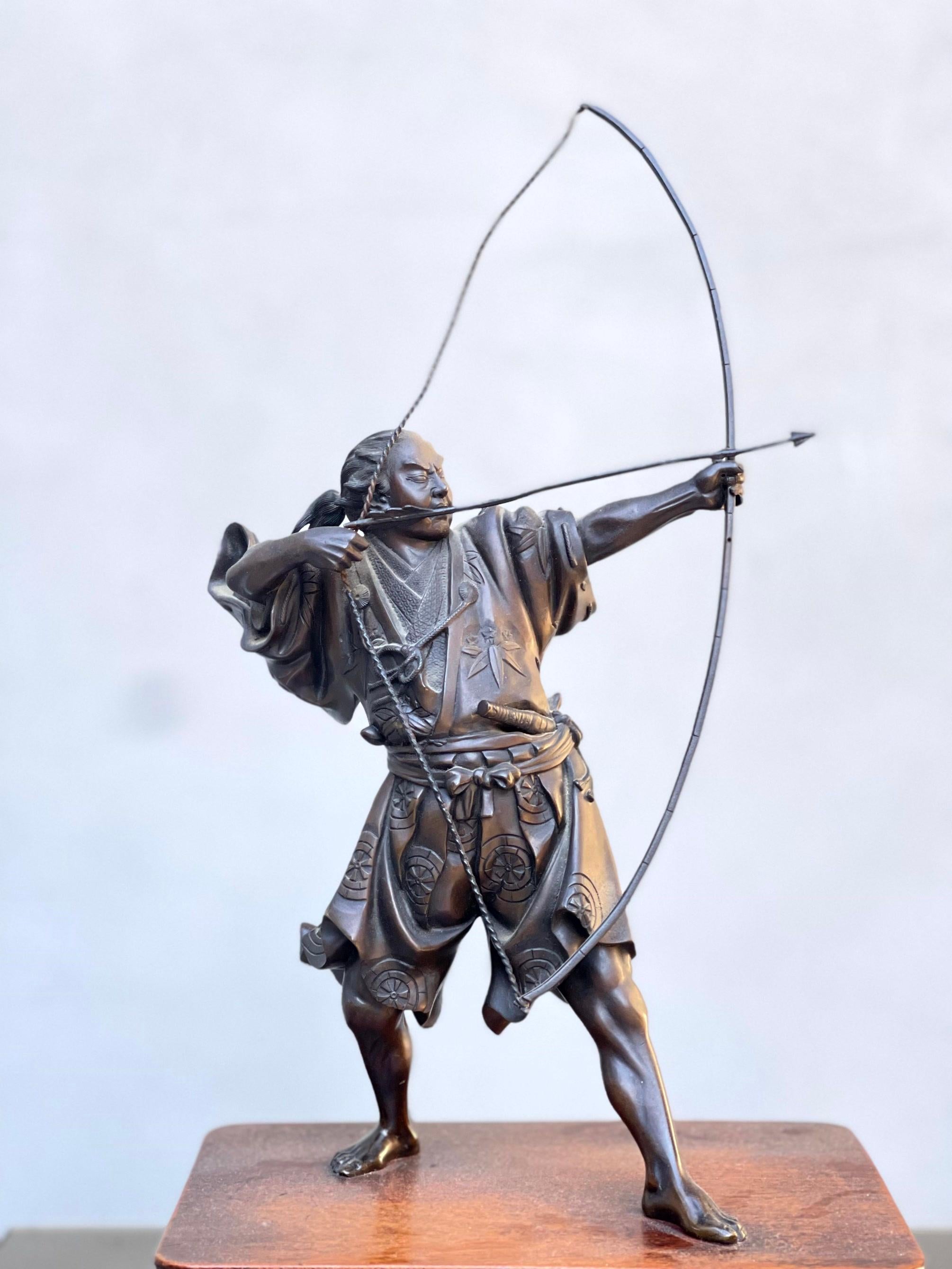 Bronze Scultura Bronzo Raffigurazione Arciere Période Meiji Firmata en vente