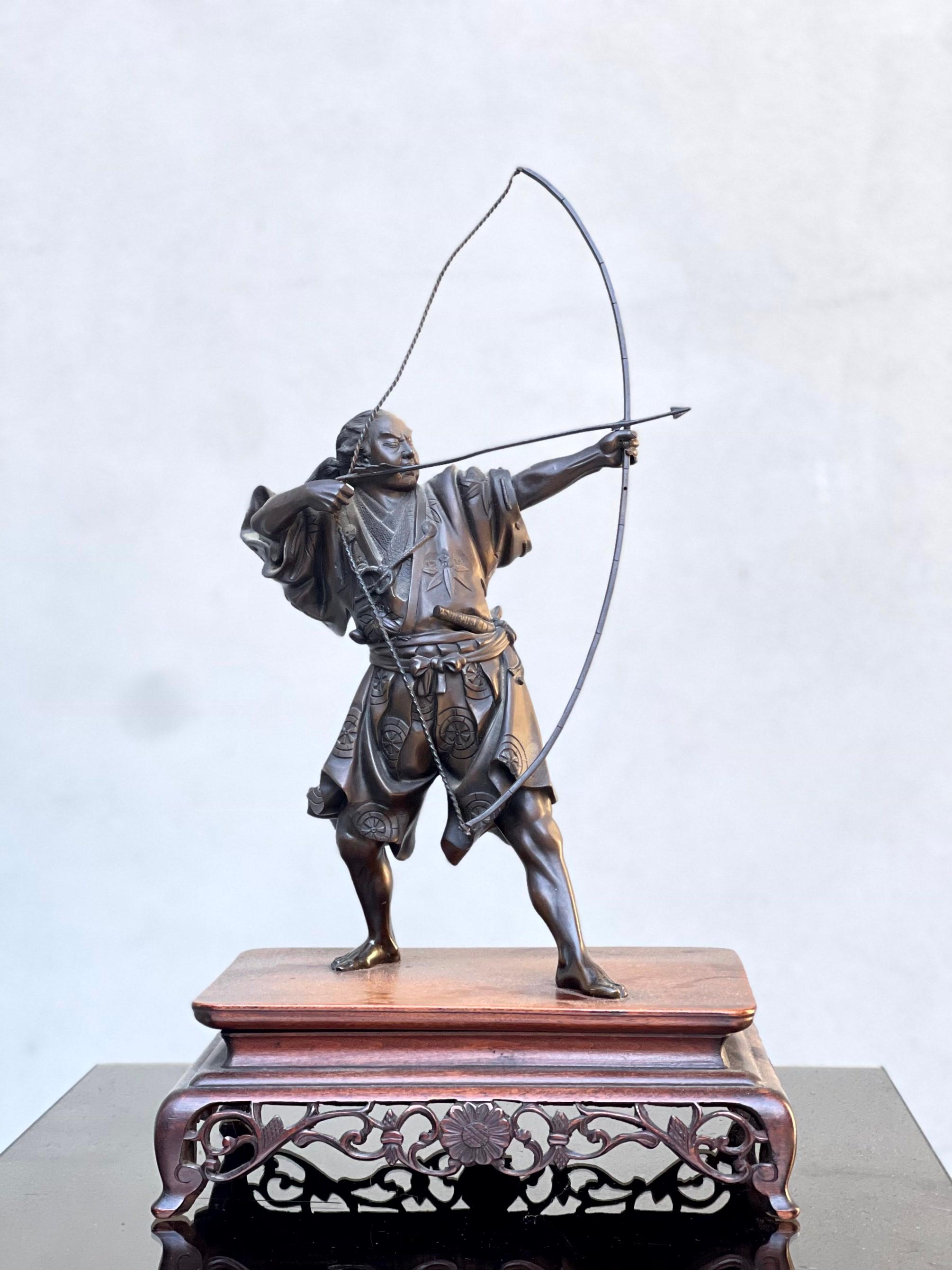 Scultura Bronzo Raffigurazione Arciere Période Meiji Firmata en vente 1