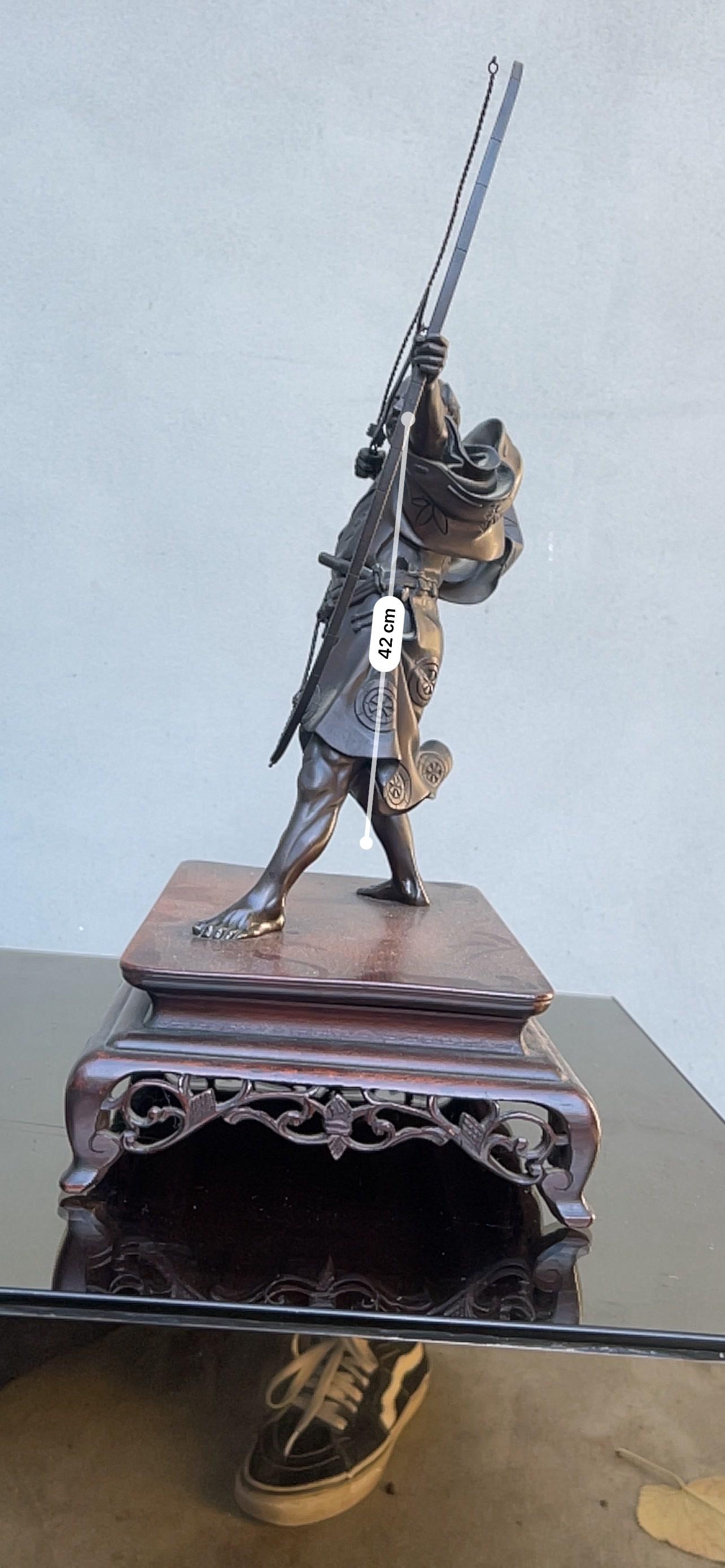 Scultura Bronzo Raffigurazione Arciere Période Meiji Firmata en vente 3