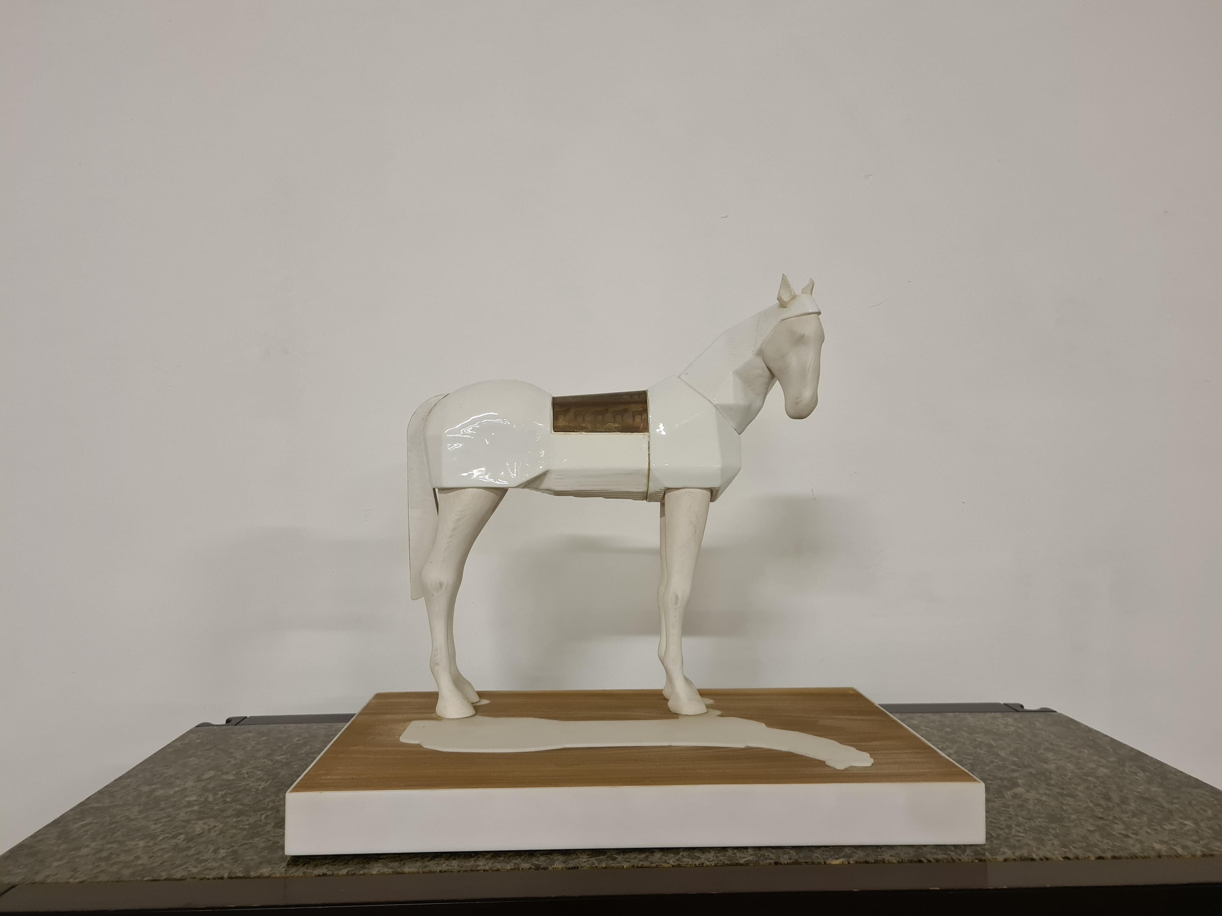 Sculpture de l'artiste contemporain Danilo Bozzetto.

Titre : Just Caresses.

Année : 2009.

Sculpture représentant une interprétation minimale et moderne d'un élégant cheval blanc.

Base en bois et plexiglas, pattes et museau de l'animal en bois