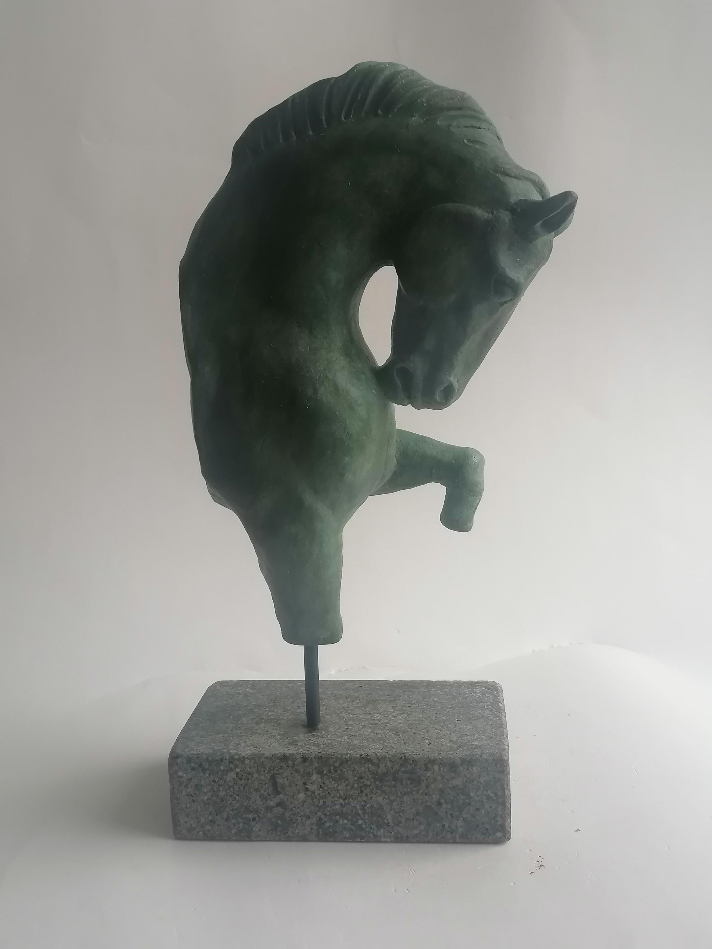 Scultura cavallo frammento, cavallo ceramica, cavallo bronzo
Scultura in ceramica chiara patinata bronzo posta su base in pietra vulcanica e ferro
ceramica refrattaria chiara, patinata bronzo.
dimensioni: h cm 33 (base inclusa) x 29 x 15  kg