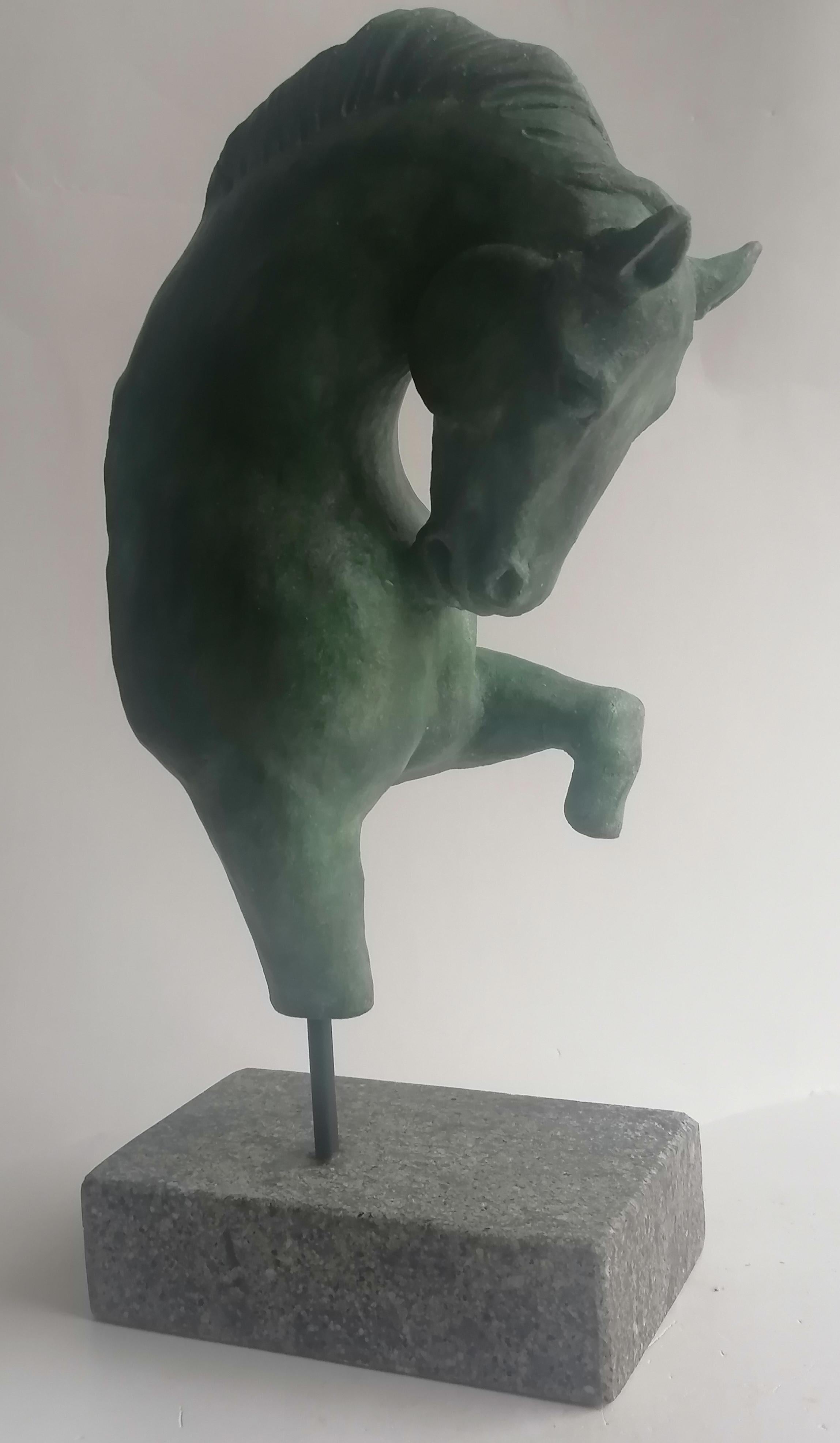 Scultura Cavallo -frammento- ceramica chiara patina bronzo -made in Italy In condizioni buone in vendita a Tarquinia, IT