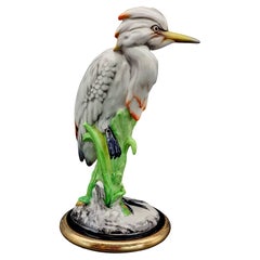 Escultura de cerámica de los años 50 que representa una garza marina sobre una base vegetal