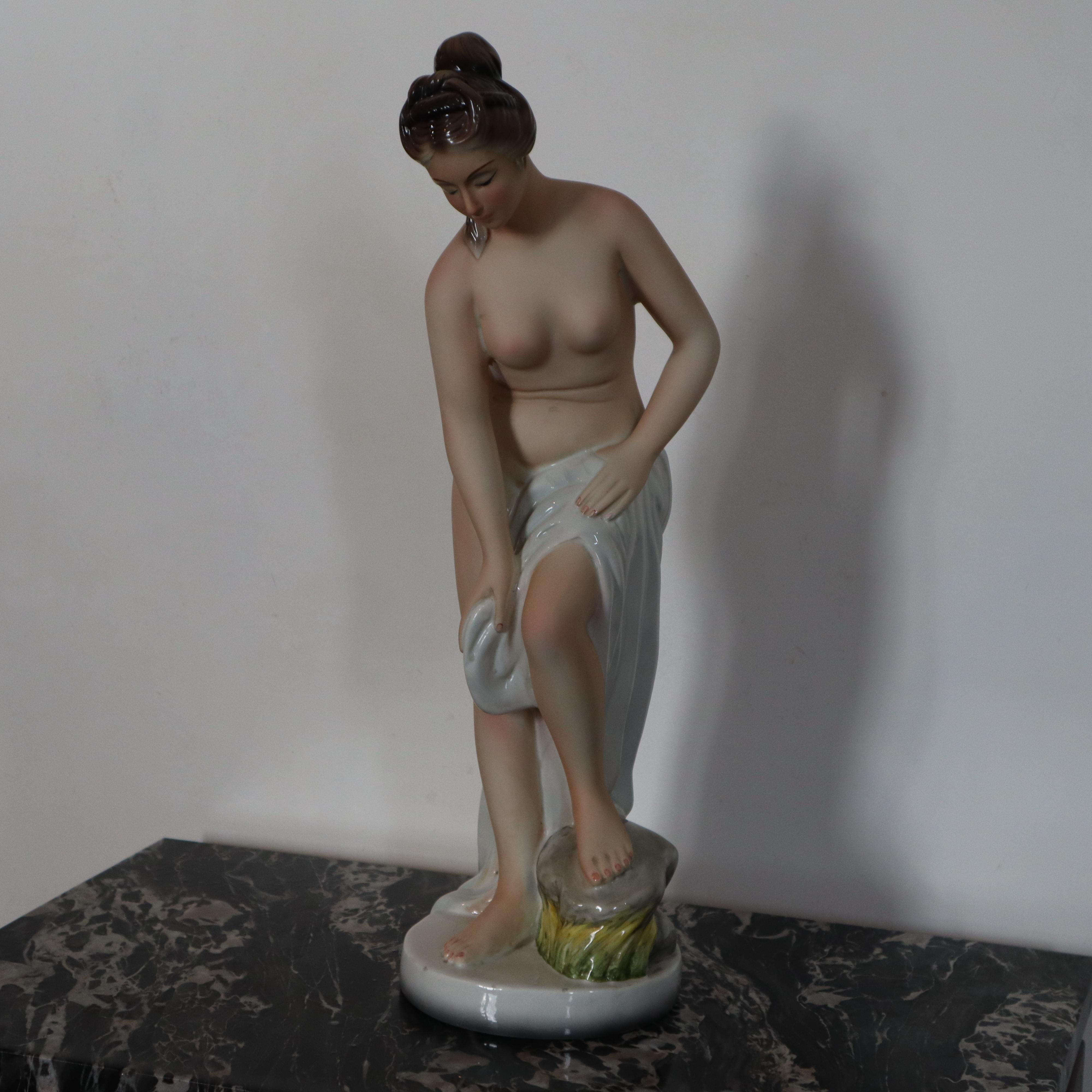 Italian Ceramic sculpture female figure at the Favaro and Cecchetto bath, Italy, 1937 in vendita