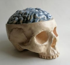 scultura "Cranio pensante" in ceramica chiara smaltata e decorata -made in Italy