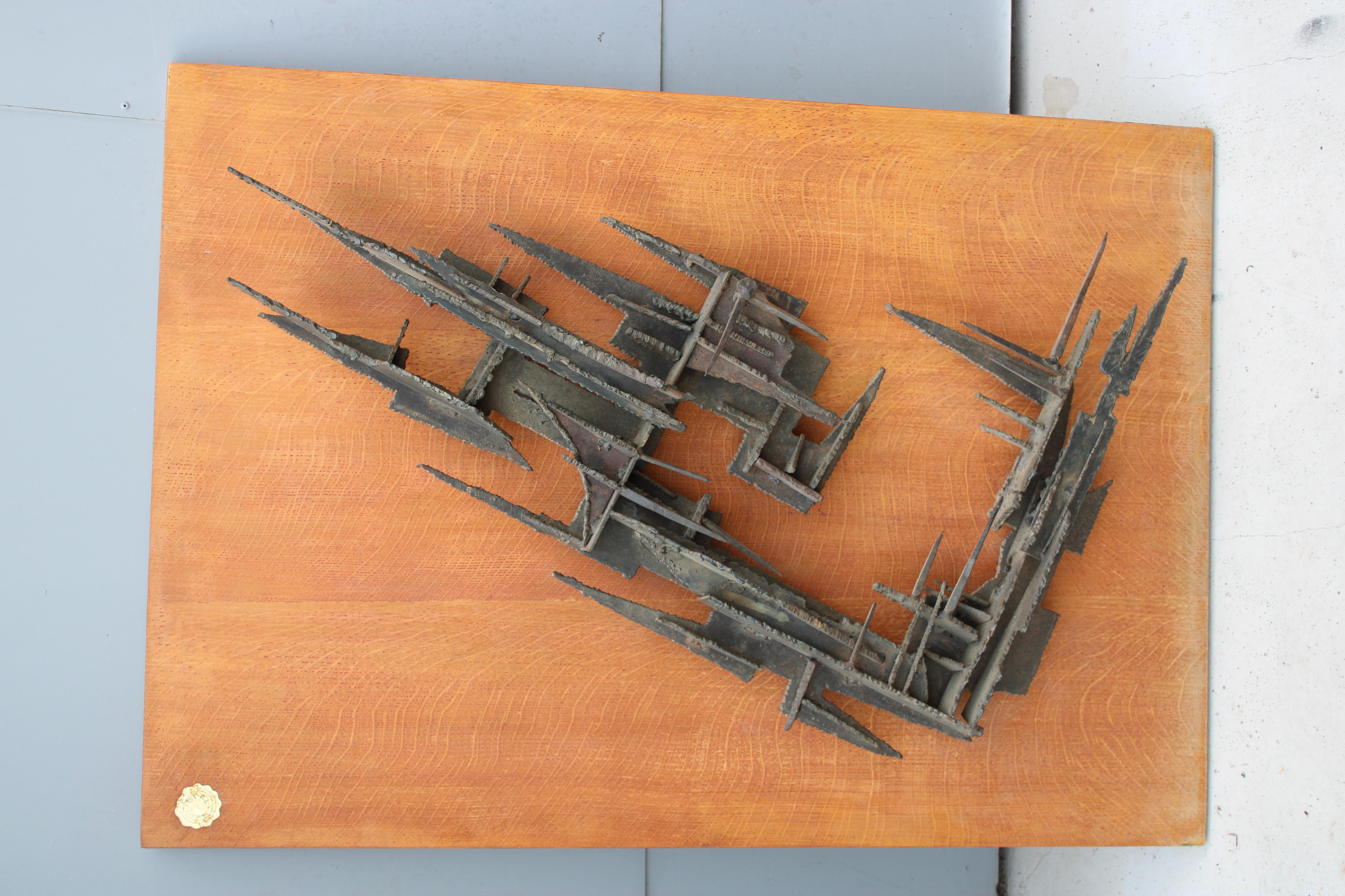Fantastische und geheimnisvolle Brutalist Skulptur auf einer Holztafel montiert, vom Autor MANZALI 1971 unterzeichnet.