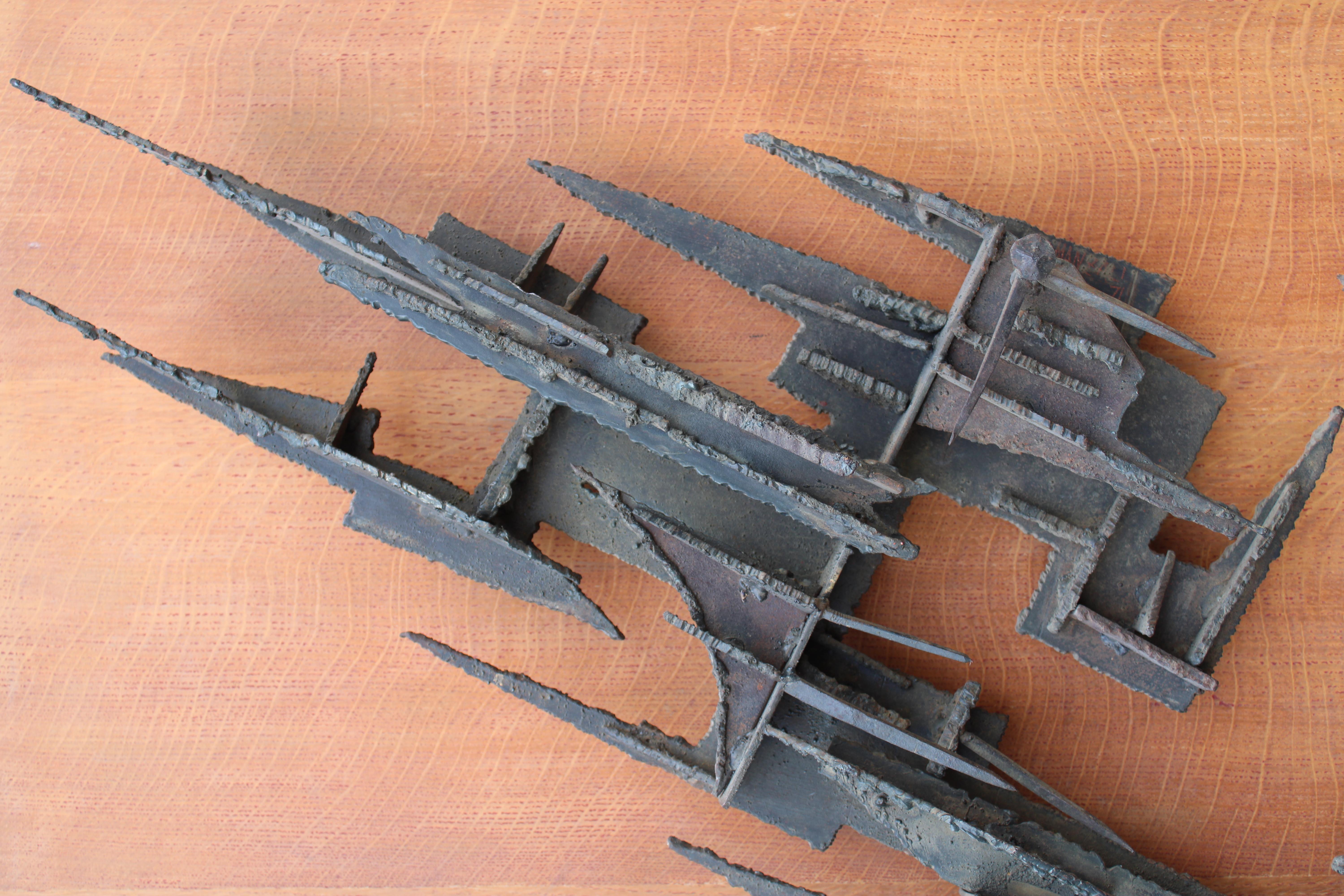 Brutalistische Wandskulptur  Schmiedeeisen 1971 Italien Holzplatte (Brutalismus) im Angebot