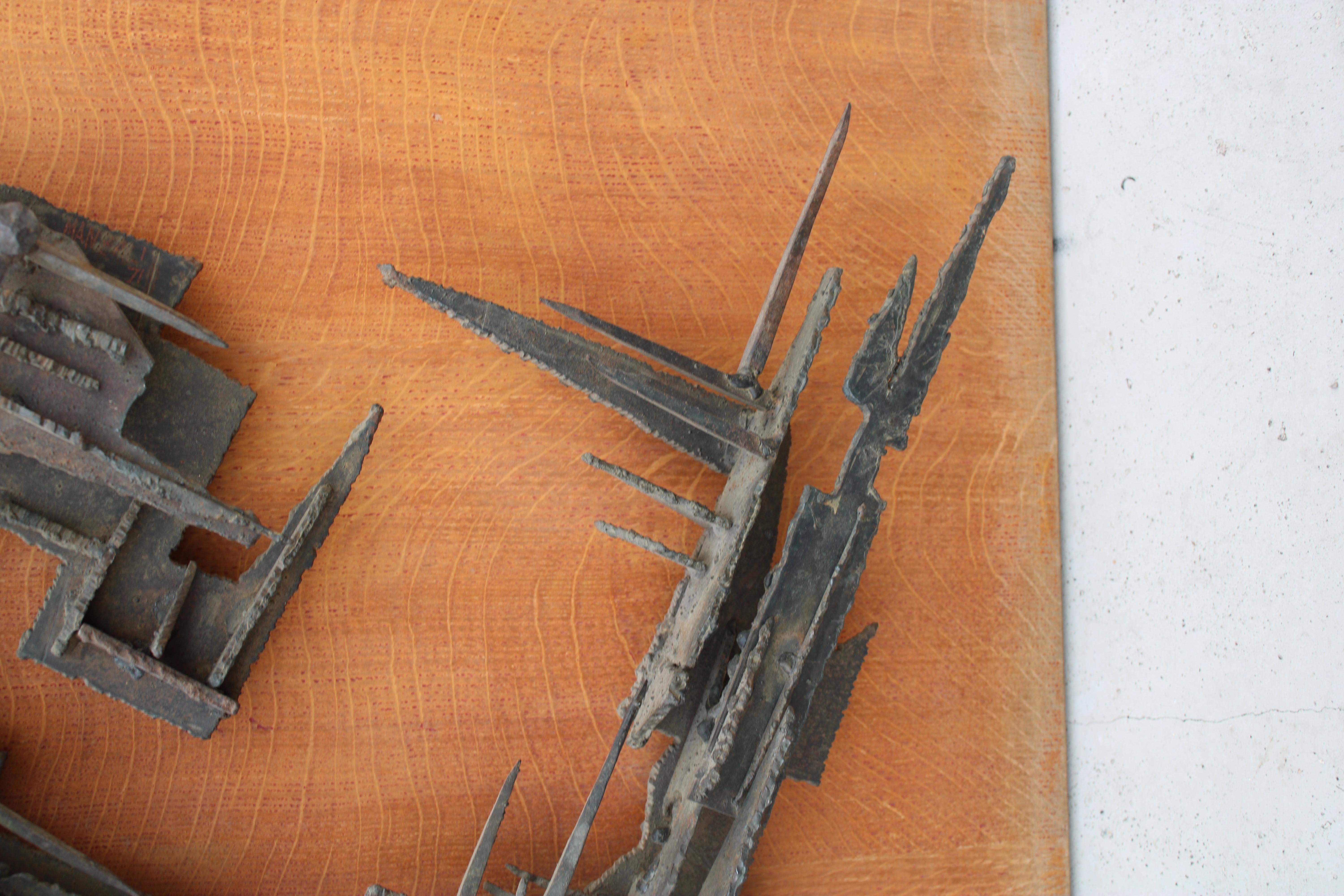Brutalistische Wandskulptur  Schmiedeeisen 1971 Italien Holzplatte im Zustand „Gut“ im Angebot in Palermo, Sicily