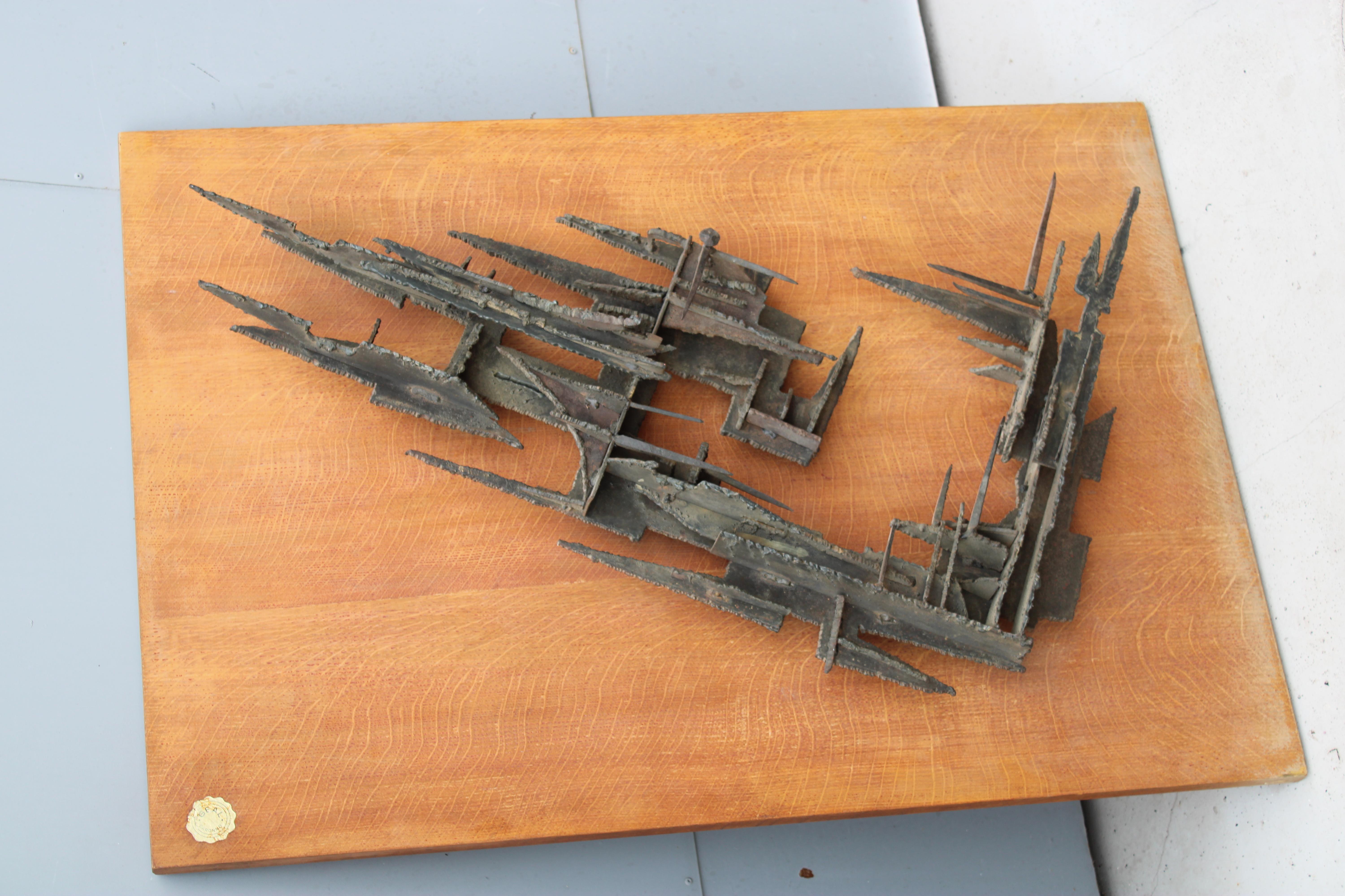 Brutalistische Wandskulptur  Schmiedeeisen 1971 Italien Holzplatte (Eisen) im Angebot