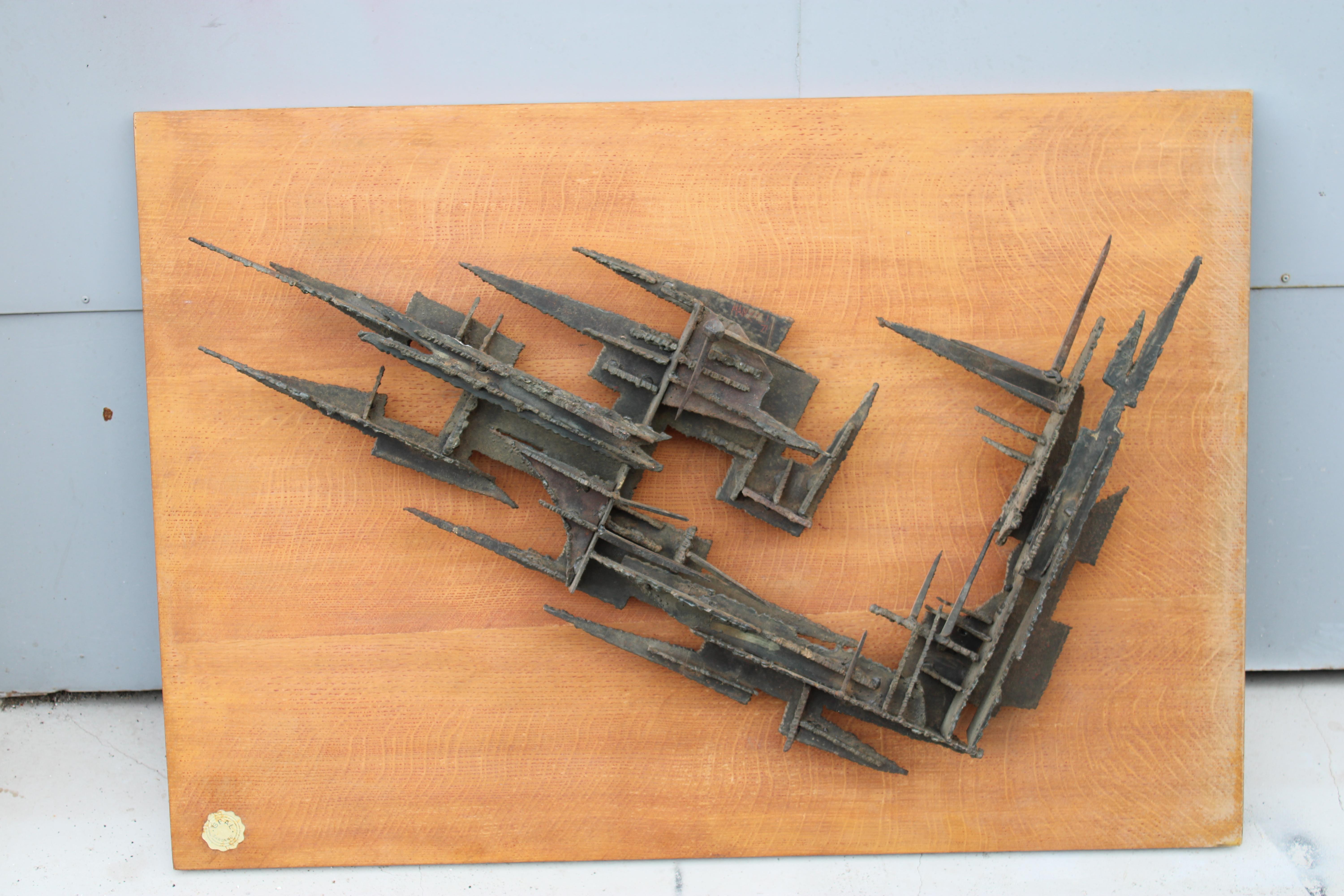 Brutalistische Wandskulptur  Schmiedeeisen 1971 Italien Holzplatte im Angebot 1