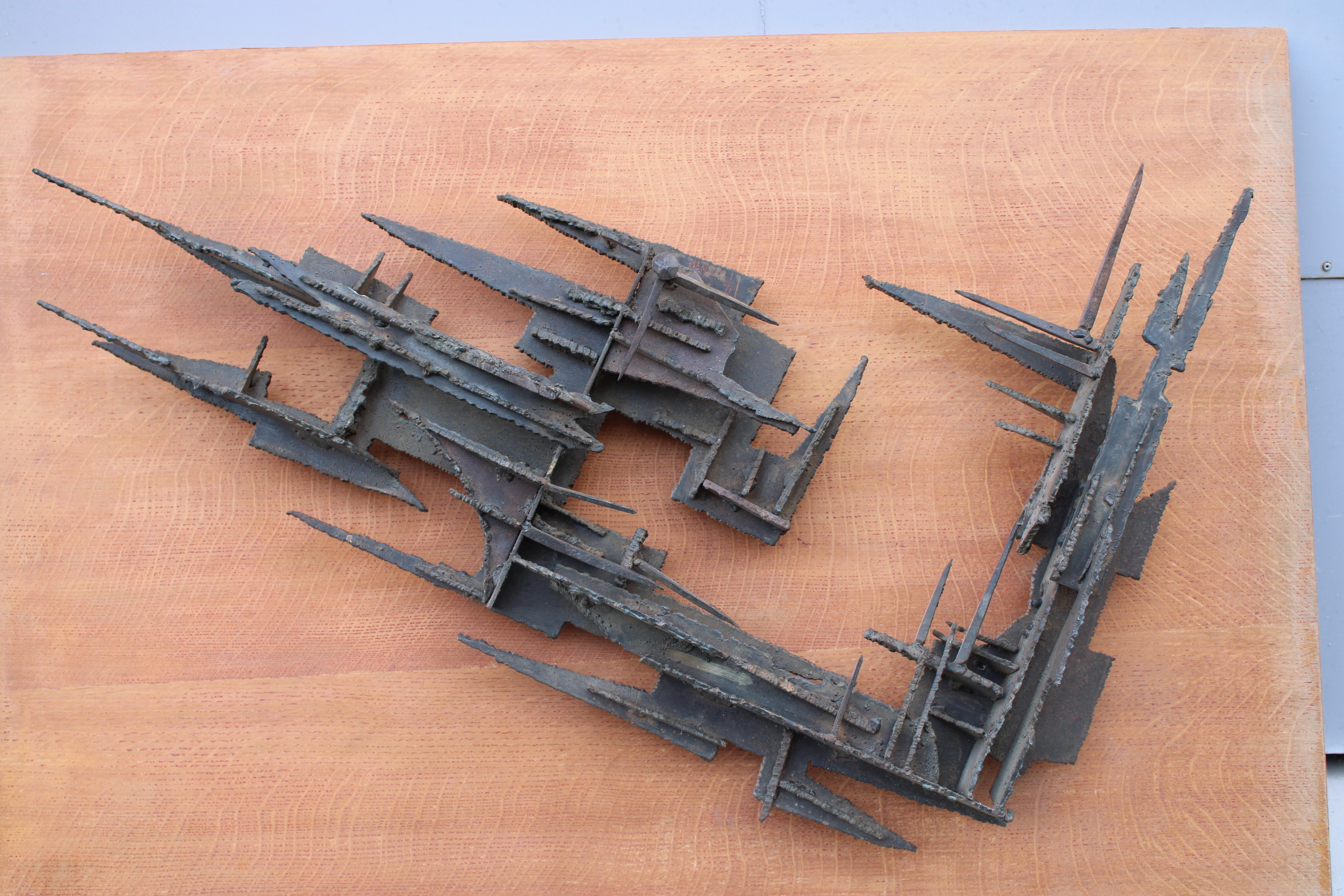 Brutalistische Wandskulptur  Schmiedeeisen 1971 Italien Holzplatte im Angebot 2