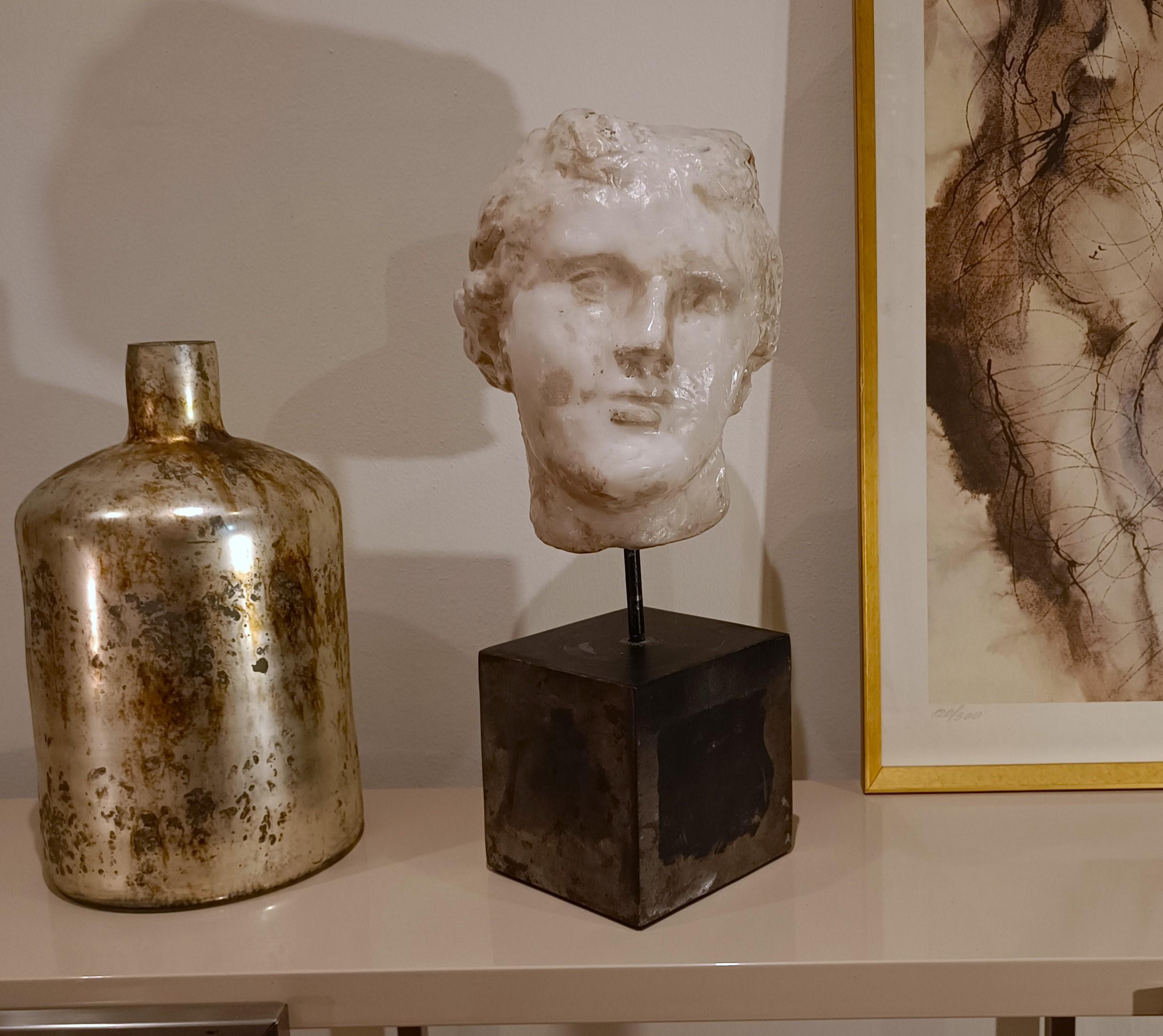 Afrodite: Eleganza e Fascino Senza Tempo

Questa magnifica scultura di Afrodite, dea dell’amore e della bellezza, è una creazione artistica che unisce maestria tecnica e profonda sensibilità estetica. Realizzata in gesso, cera e nerofumo, presenta