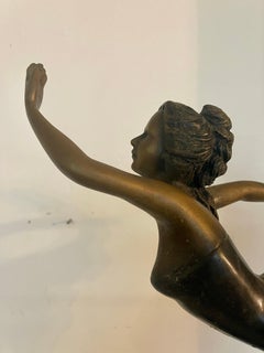 Sculpture en bronze des années 1930 représentant des danseurs