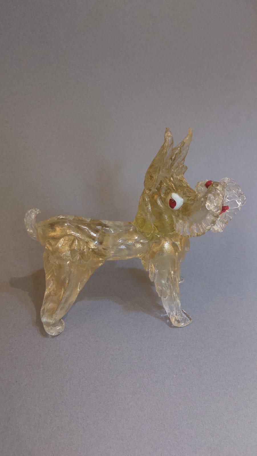 La escultura del perro terrier está hecha de cristal de Murano soplado y grapado, mezclado con polvo de oro, y luego coloreado de rojo y blanco en los ojos, la lengua y la nariz.

El objeto se atribuye a Ercole Barovier (Murano 1889, Venecia 1974),