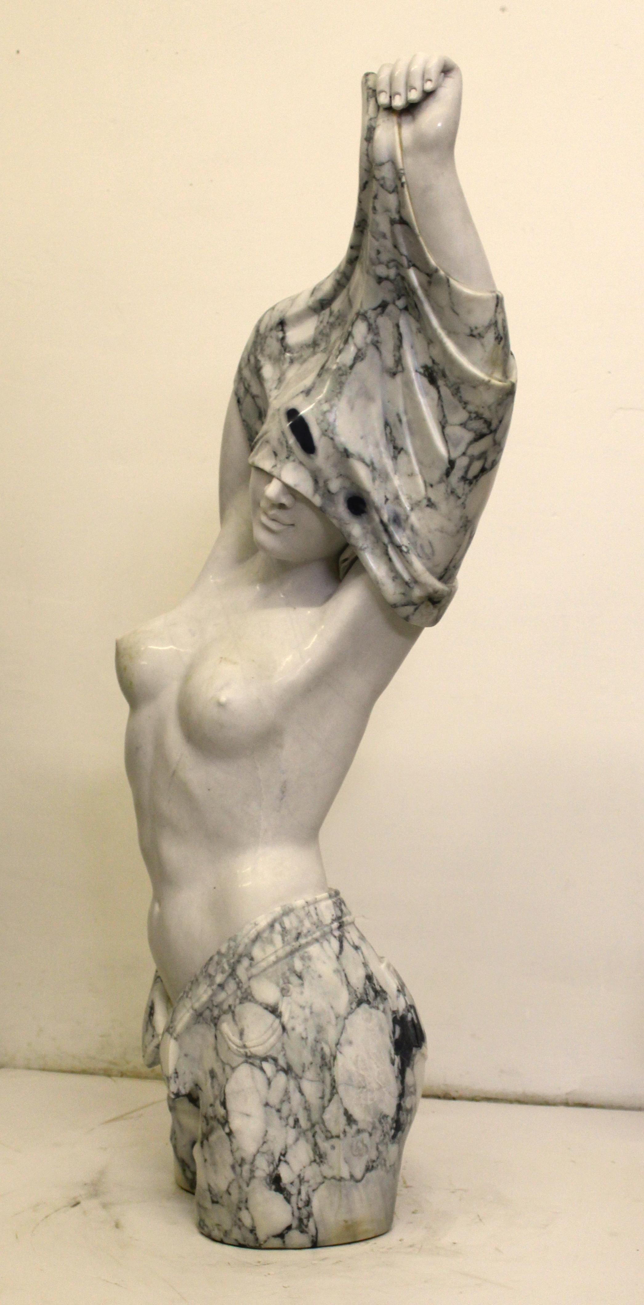 Scultura, di donna che si spoglia - 114 cm - Marmo - Fine XX secolo.