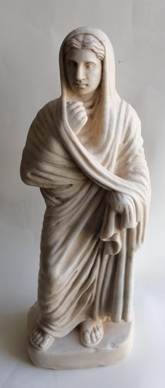 skulptur einer römischen Frau mit Tunika und Stola aus weißem Carrara-Marmor - hergestellt in Italien