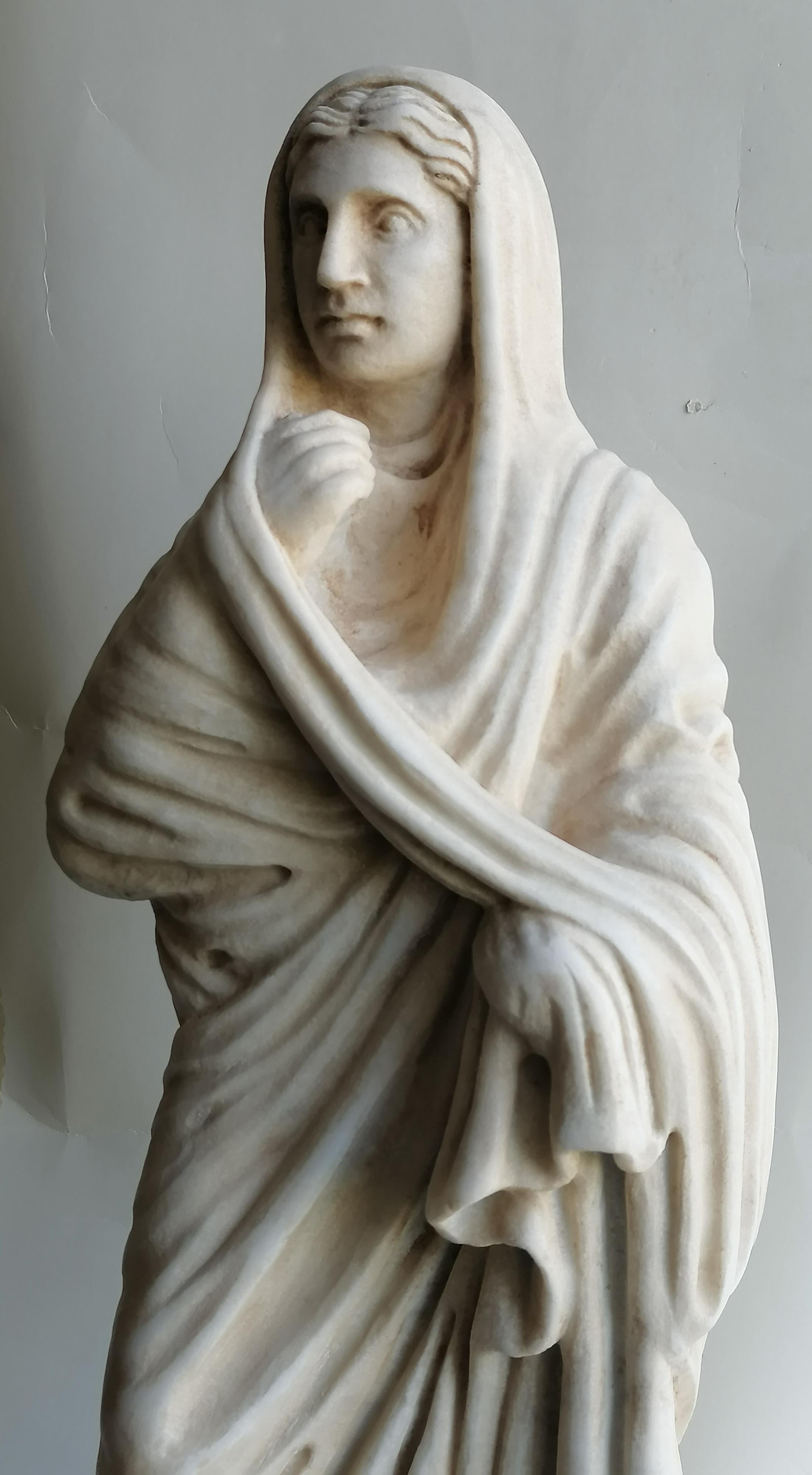 Classical Roman sculpture of Roman woman with tunic and stole in white Carrara marble- made Italy For Sale
