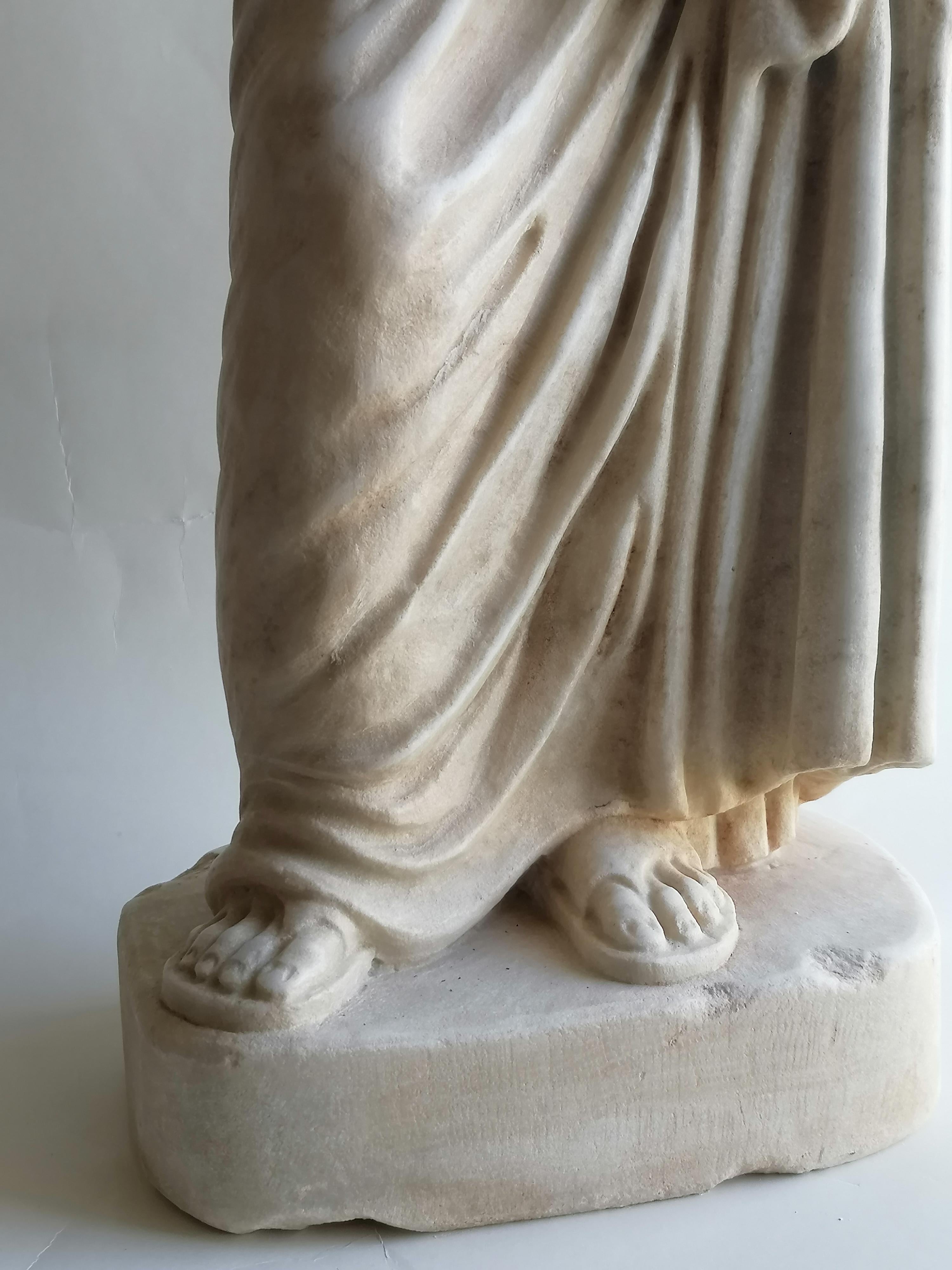 Italian sculpture of Roman woman with tunic and stole in white Carrara marble- made Italy For Sale