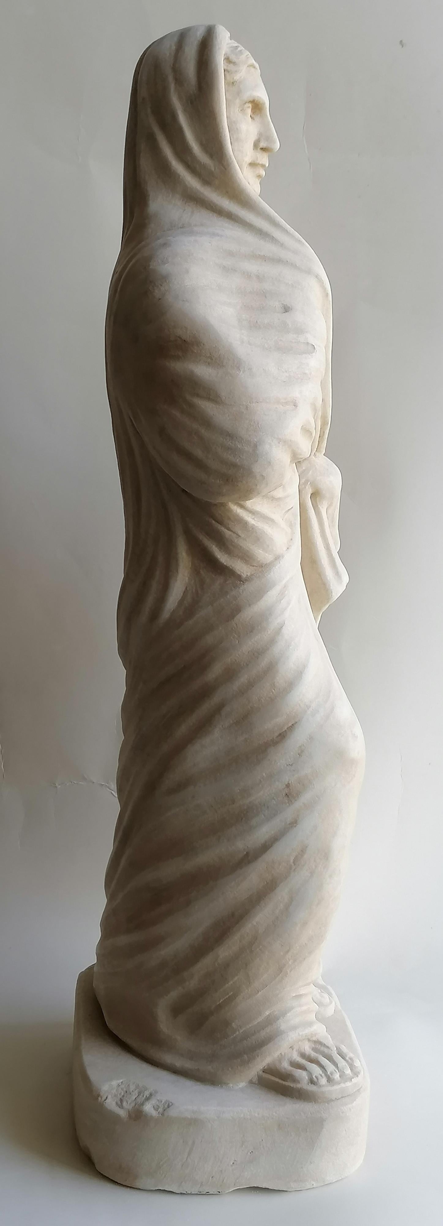 sculpture of Roman woman with tunic and stole in white Carrara marble- made Italy In Good Condition For Sale In Tarquinia, IT