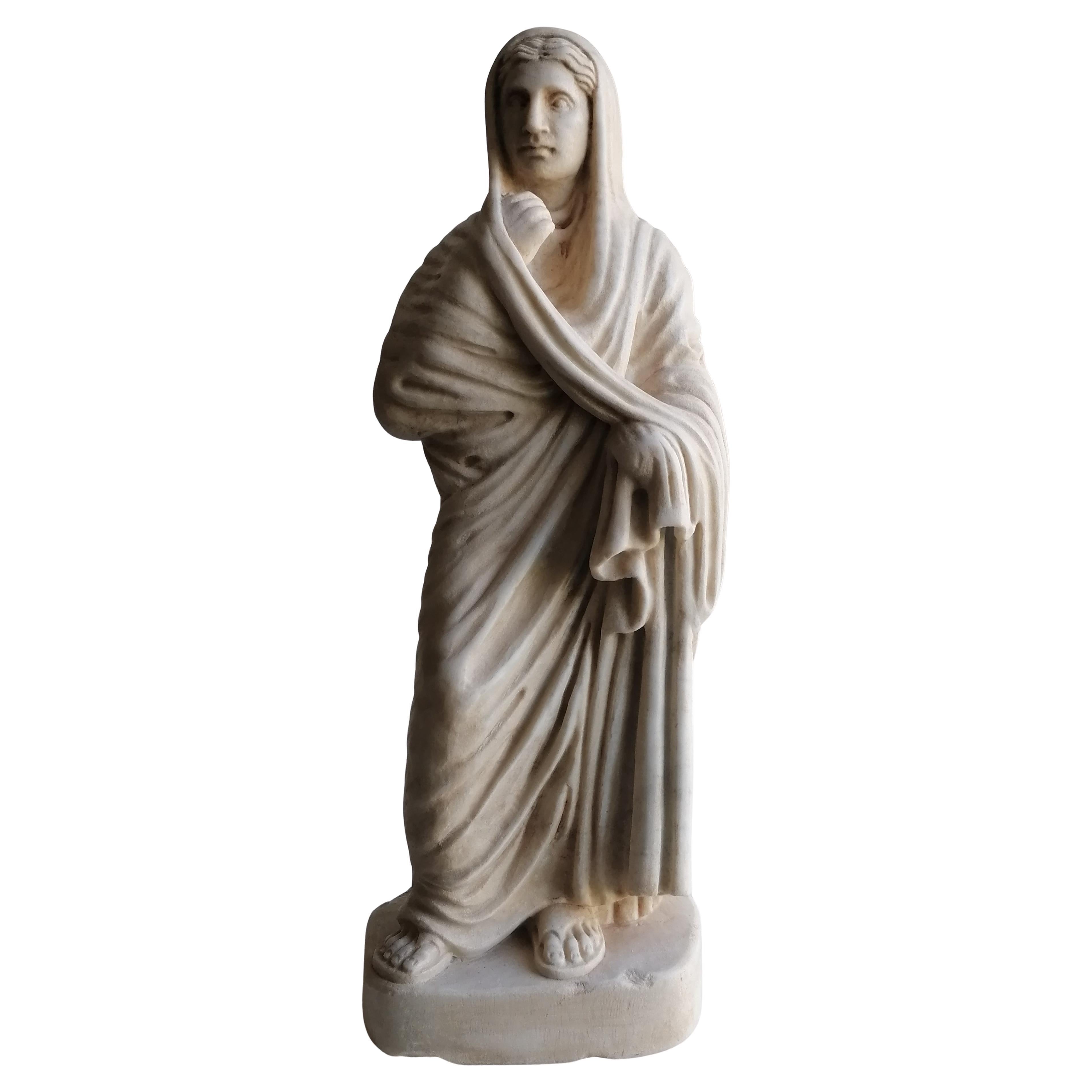 sculpture d'une femme romaine avec tunique et étole en marbre blanc de Carrare - fabriqué en Italie