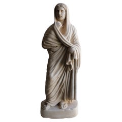 sculpture d'une femme romaine avec tunique et étole en marbre blanc de Carrare - fabriqué en Italie