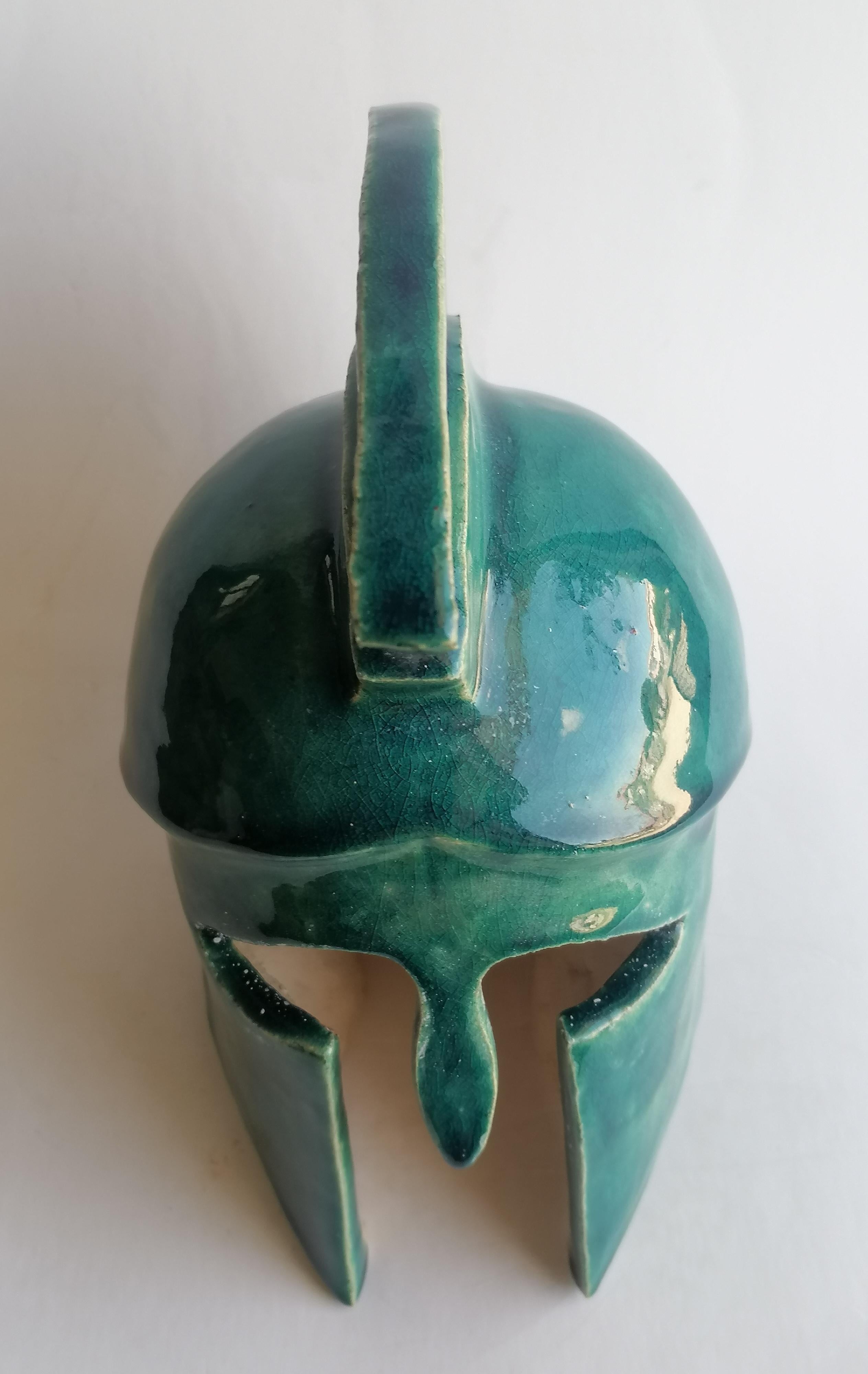 Scultura di elmo greco corinzio fatta a mano su ceramica -made in Italy in vendita 2
