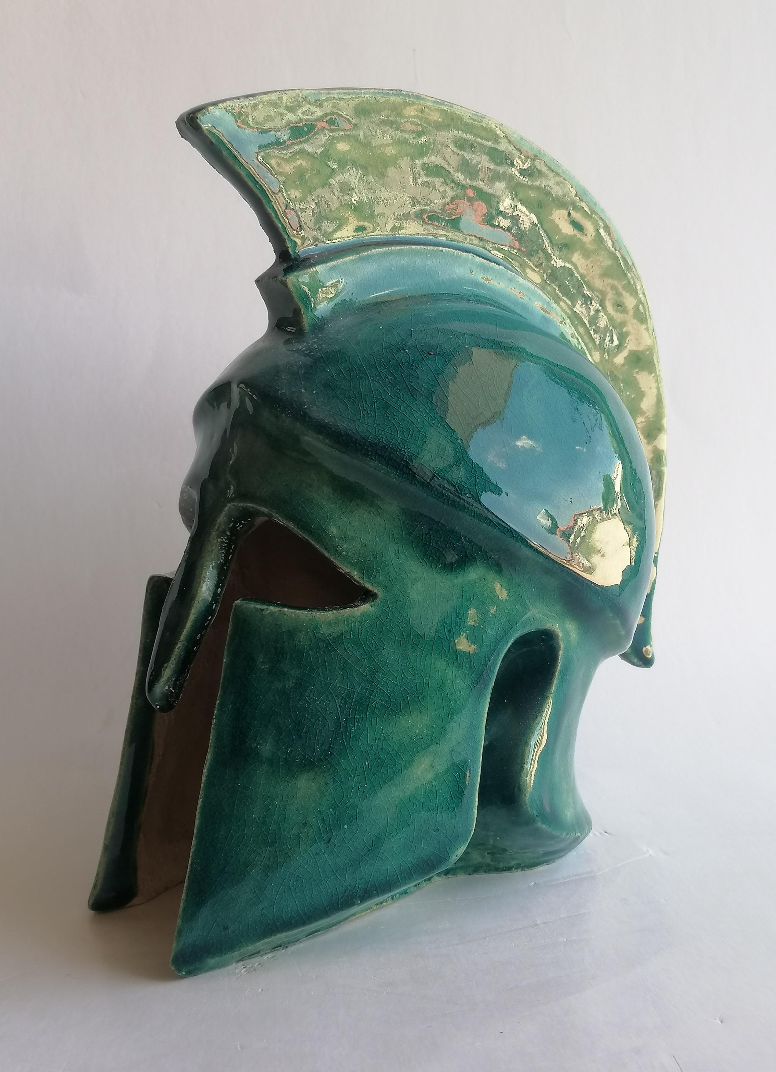 Scultura di elmo greco corinzio fatta a mano su ceramica -made in Italy In condizioni Nuovo in vendita a Tarquinia, IT