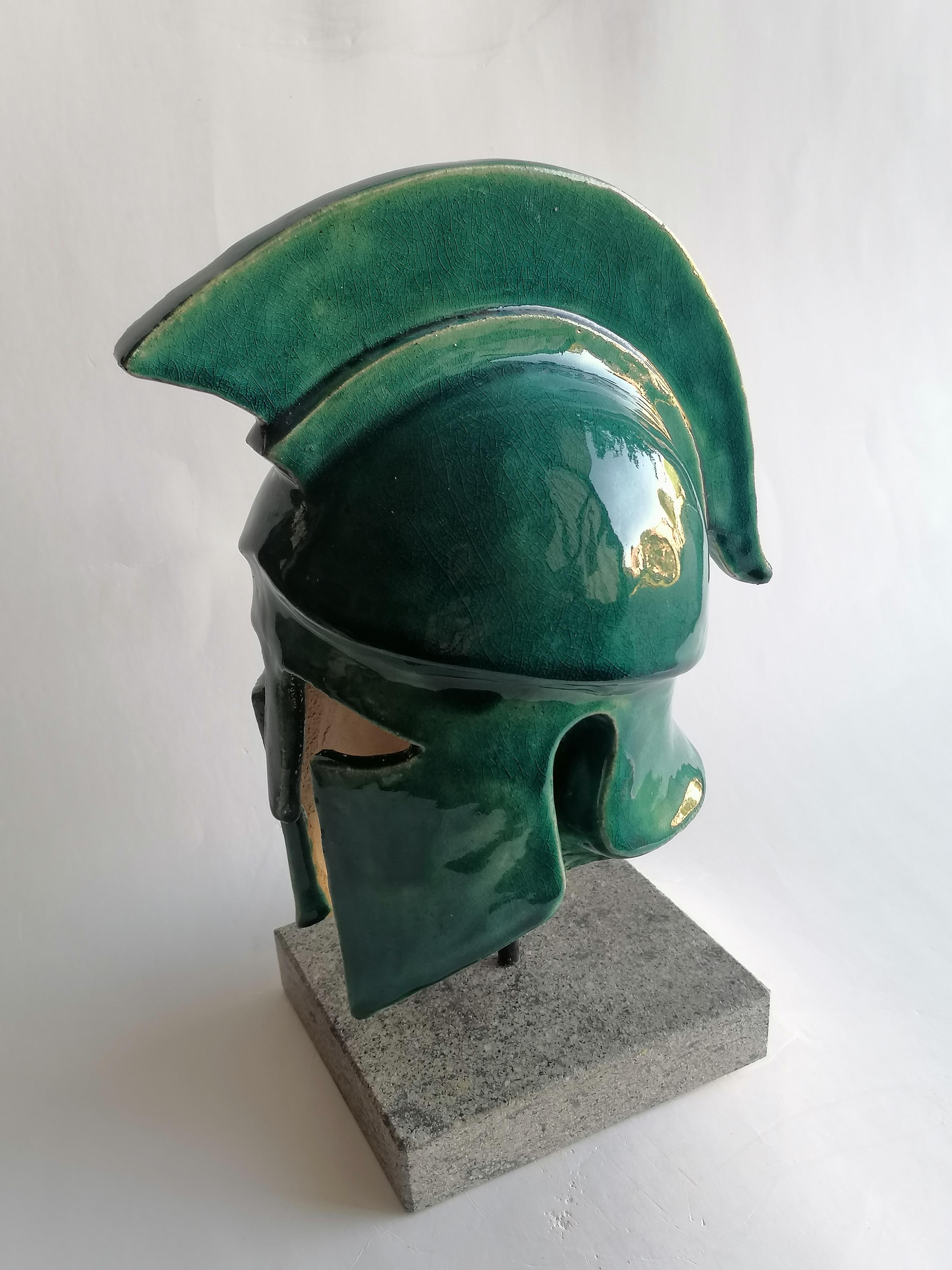 Scultura di elmo greco corinzio fatta a mano su ceramica -made in Italy In condizioni ottime in vendita a Tarquinia, IT