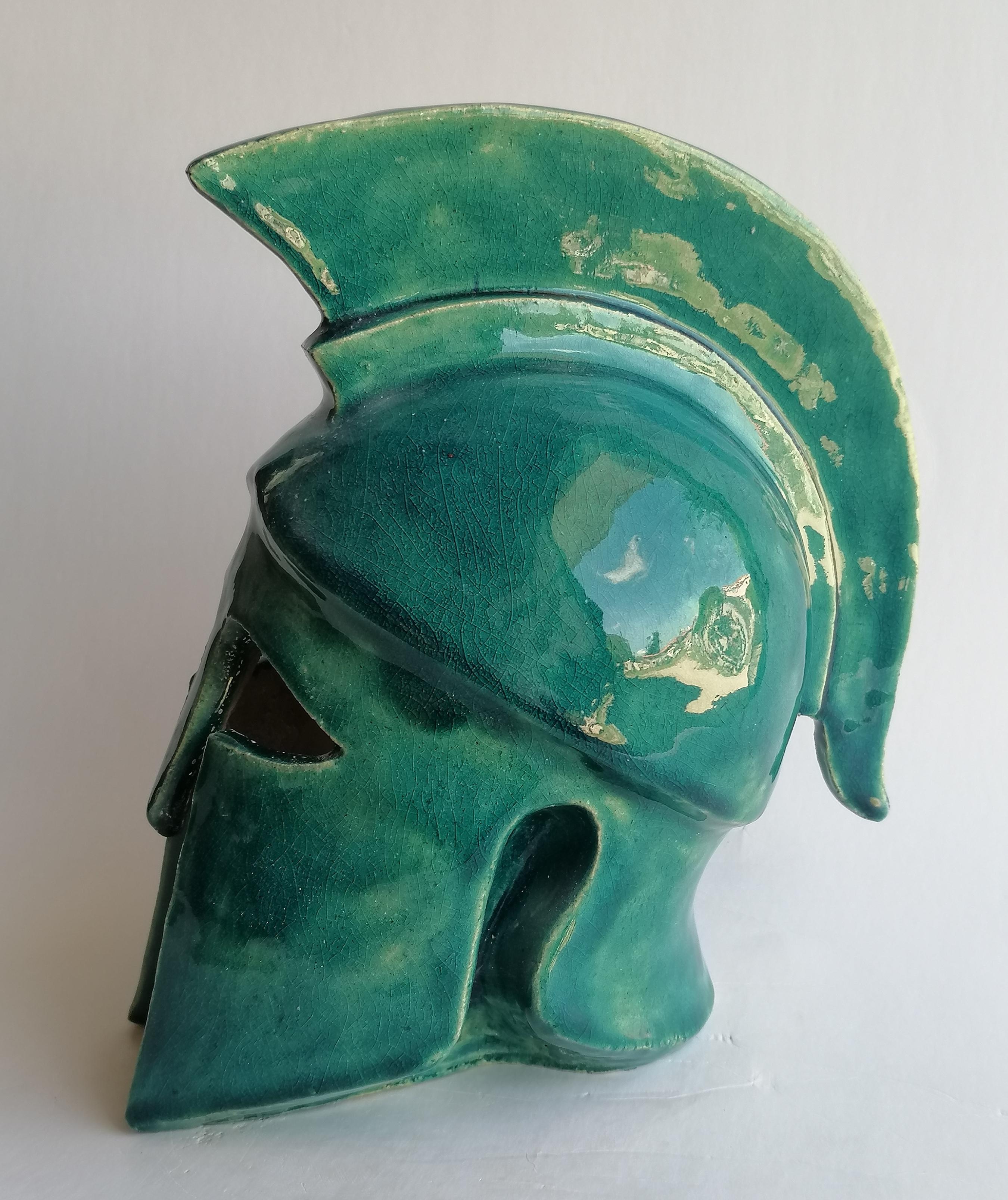 Periodo contemporaneo Scultura di elmo greco corinzio fatta a mano su ceramica -made in Italy in vendita