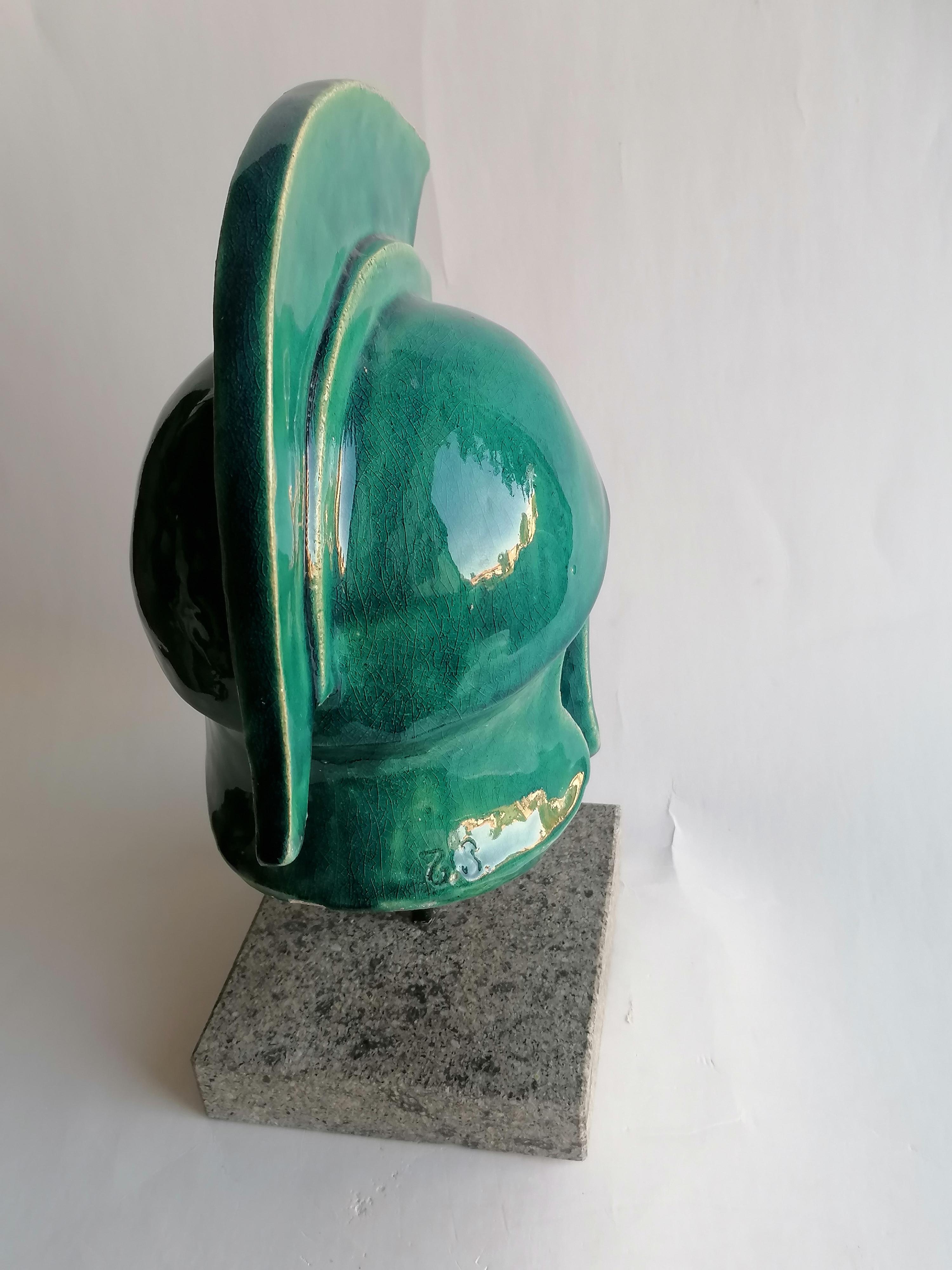 Periodo contemporaneo Scultura di elmo greco corinzio fatta a mano su ceramica -made in Italy in vendita