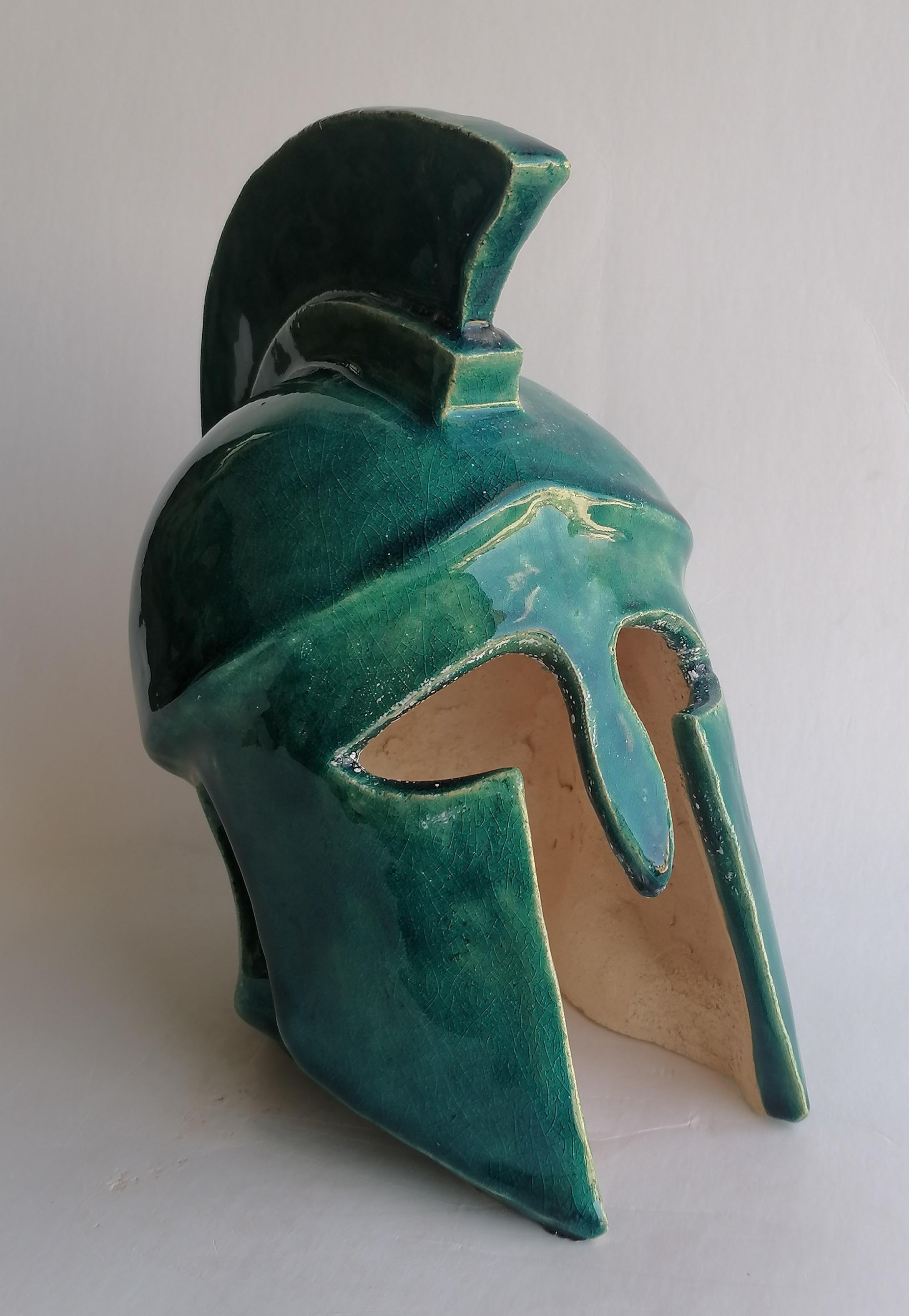 Scultura di elmo greco corinzio fatta a mano su ceramica -made in Italy in vendita 1