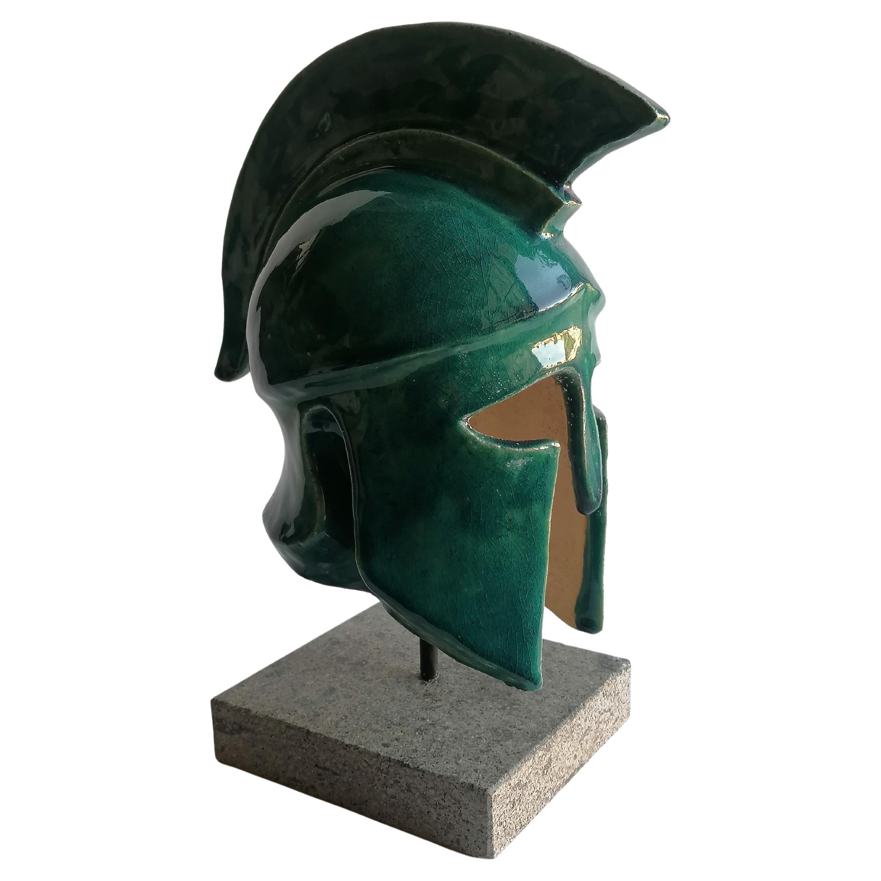 Scultura di elmo greco corinzio fatta a mano su ceramica -made in Italy in vendita
